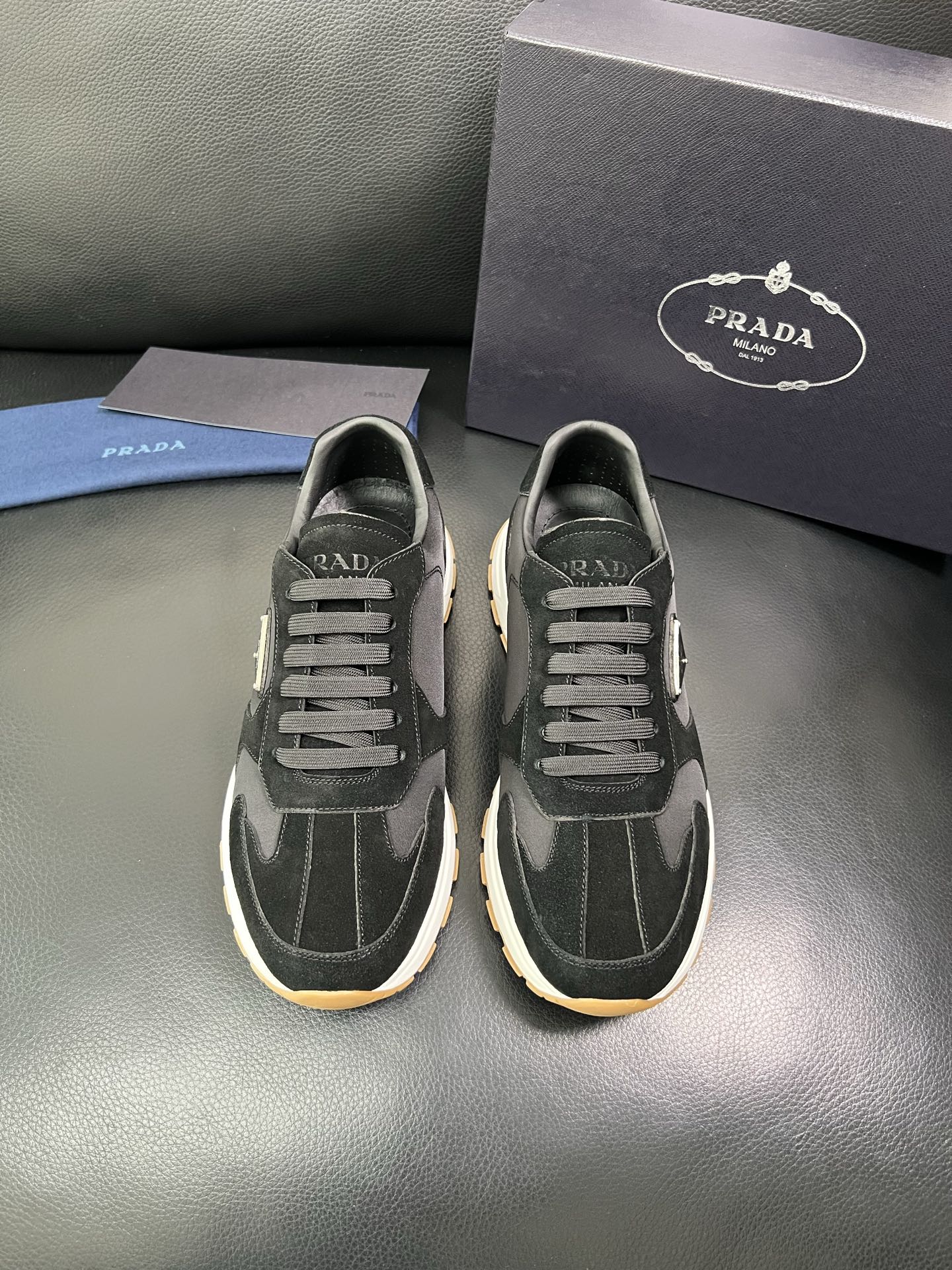 Prada 顶级工艺品，普拉达 专柜同步，原厂配置意大利进口牛皮拼布面料，进口牛皮内里垫，透气舒适，鞋底