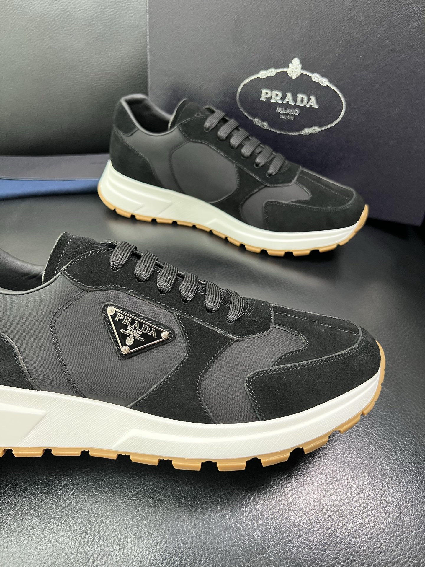 Prada 顶级工艺品，普拉达 专柜同步，原厂配置意大利进口牛皮拼布面料，进口牛皮内里垫，透气舒适，鞋底
