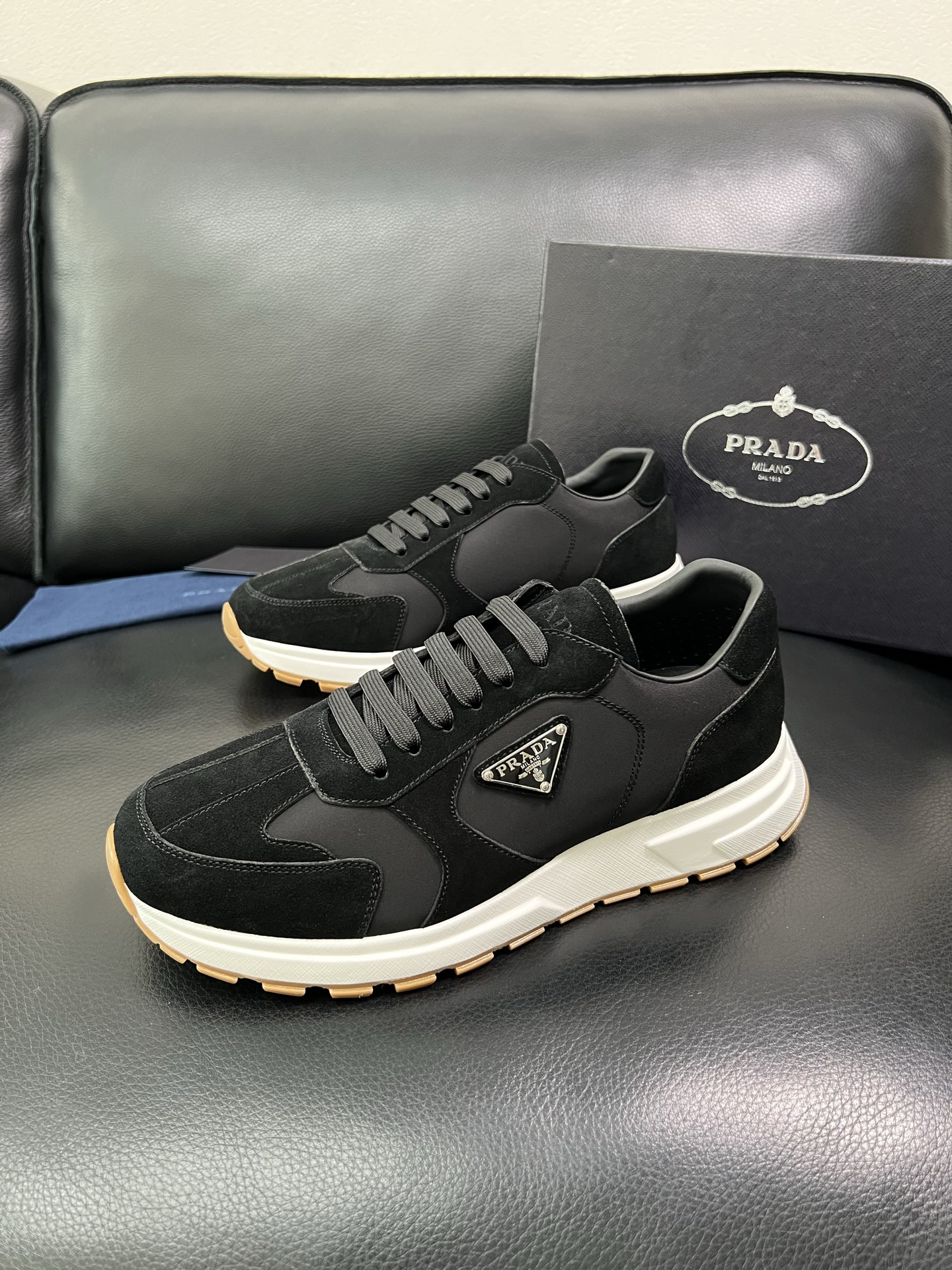 Prada 顶级工艺品，普拉达 专柜同步，原厂配置意大利进口牛皮拼布面料，进口牛皮内里垫，透气舒适，鞋底