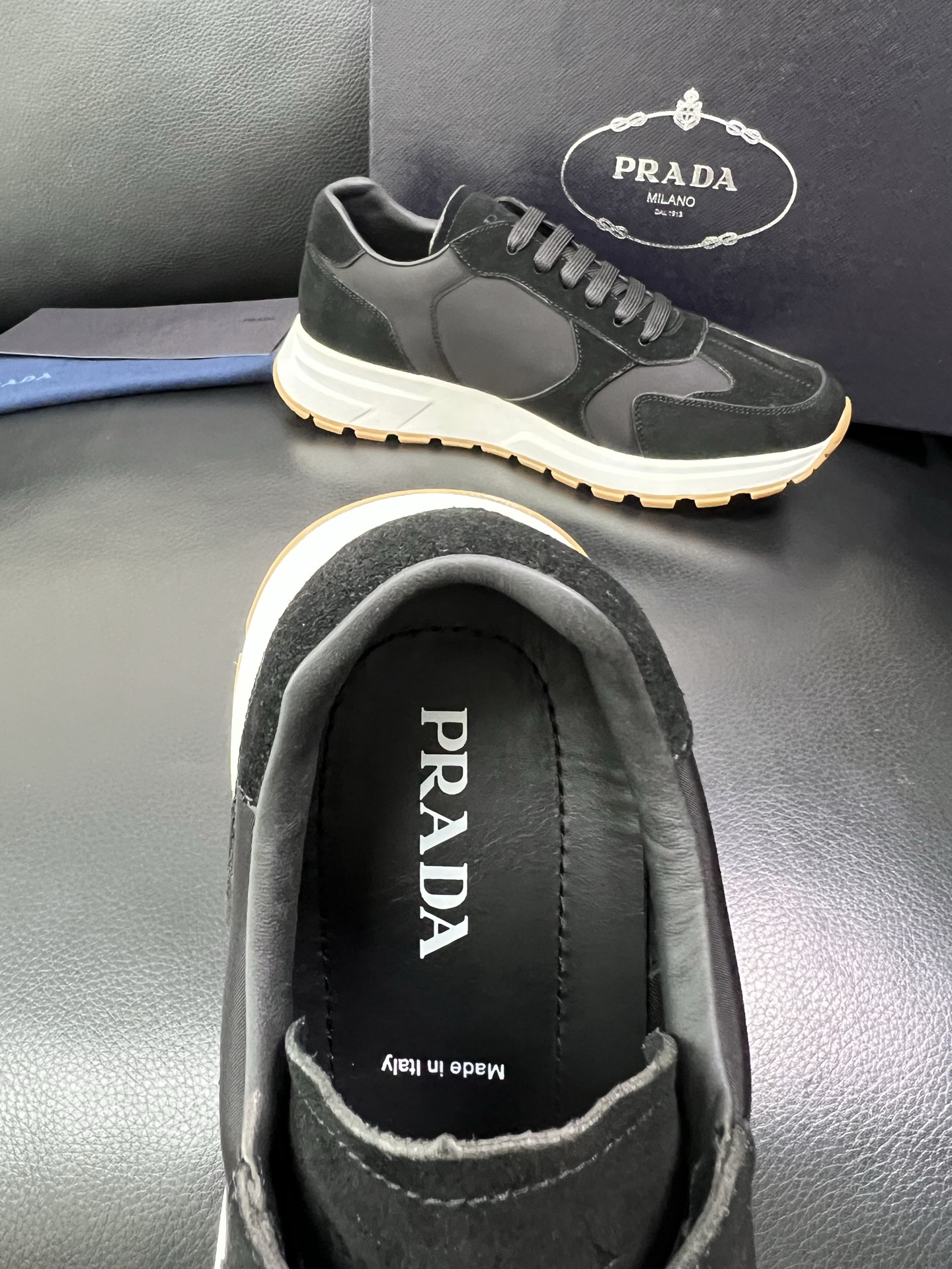 Prada 顶级工艺品，普拉达 专柜同步，原厂配置意大利进口牛皮拼布面料，进口牛皮内里垫，透气舒适，鞋底