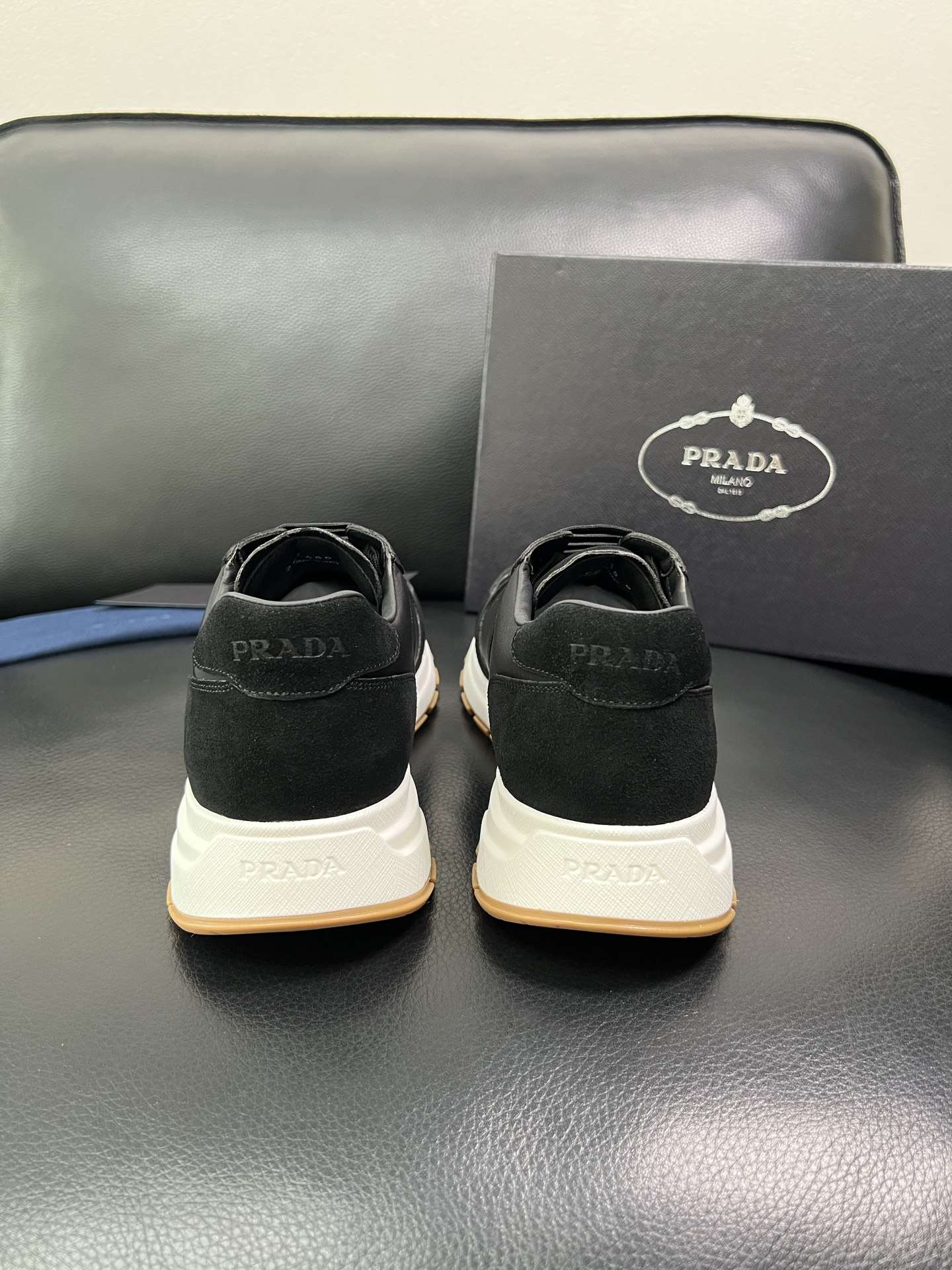 Prada 顶级工艺品，普拉达 专柜同步，原厂配置意大利进口牛皮拼布面料，进口牛皮内里垫，透气舒适，鞋底