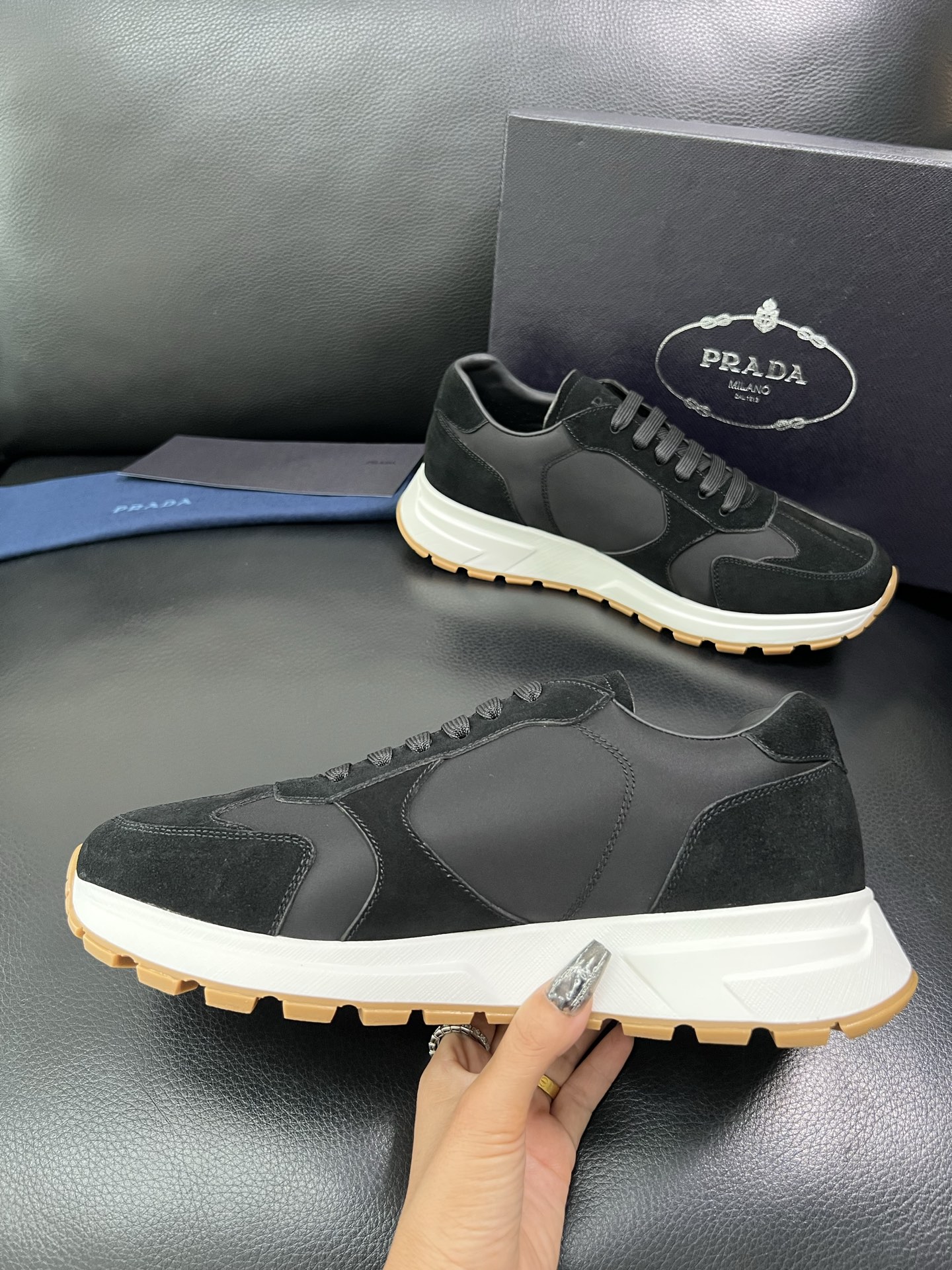 Prada 顶级工艺品，普拉达 专柜同步，原厂配置意大利进口牛皮拼布面料，进口牛皮内里垫，透气舒适，鞋底