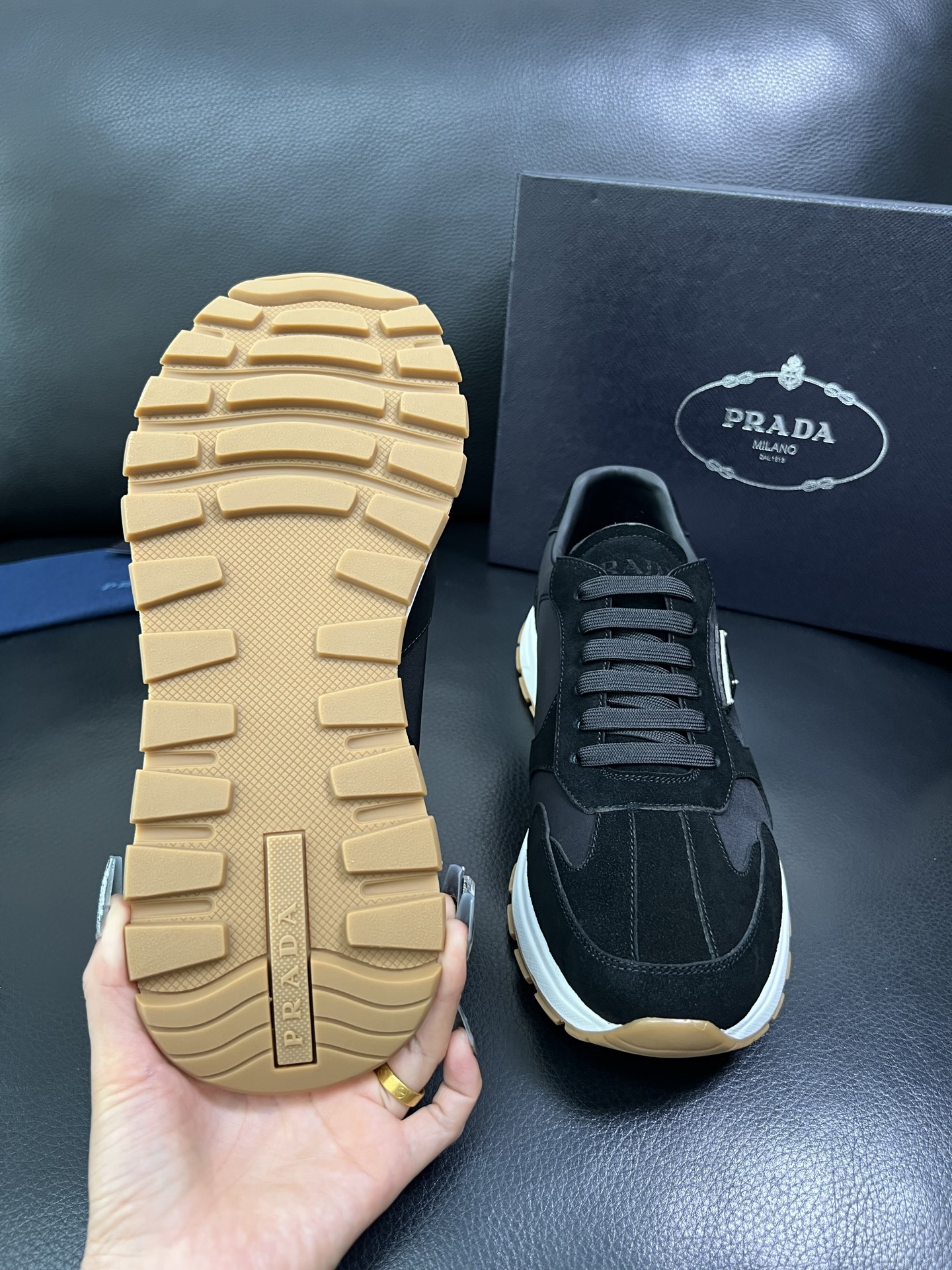Prada 顶级工艺品，普拉达 专柜同步，原厂配置意大利进口牛皮拼布面料，进口牛皮内里垫，透气舒适，鞋底
