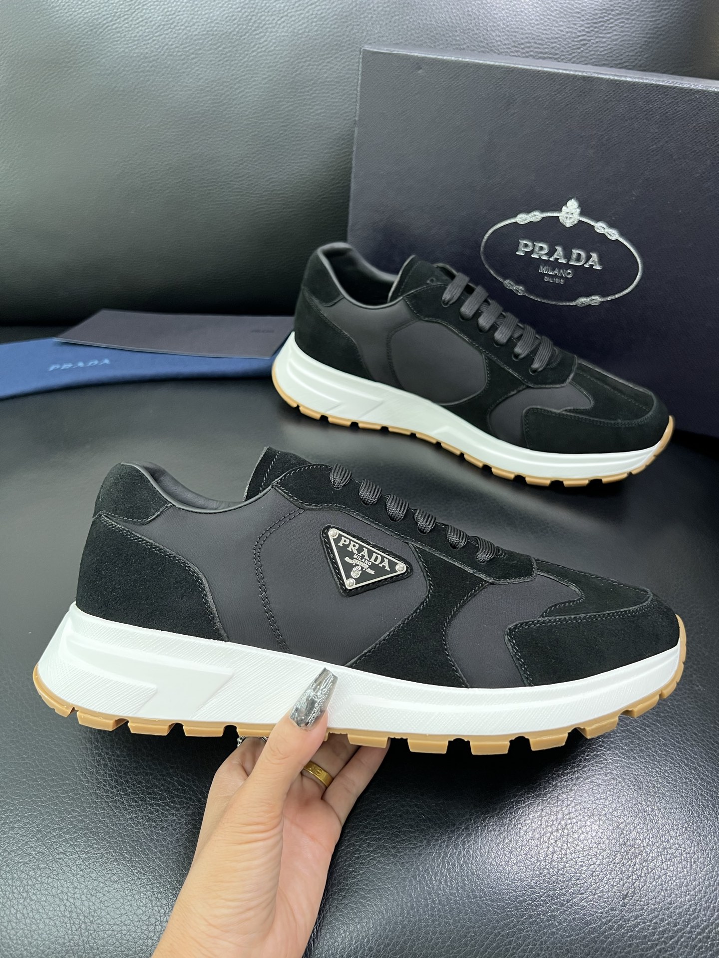Prada 顶级工艺品，普拉达 专柜同步，原厂配置意大利进口牛皮拼布面料，进口牛皮内里垫，透气舒适，鞋底