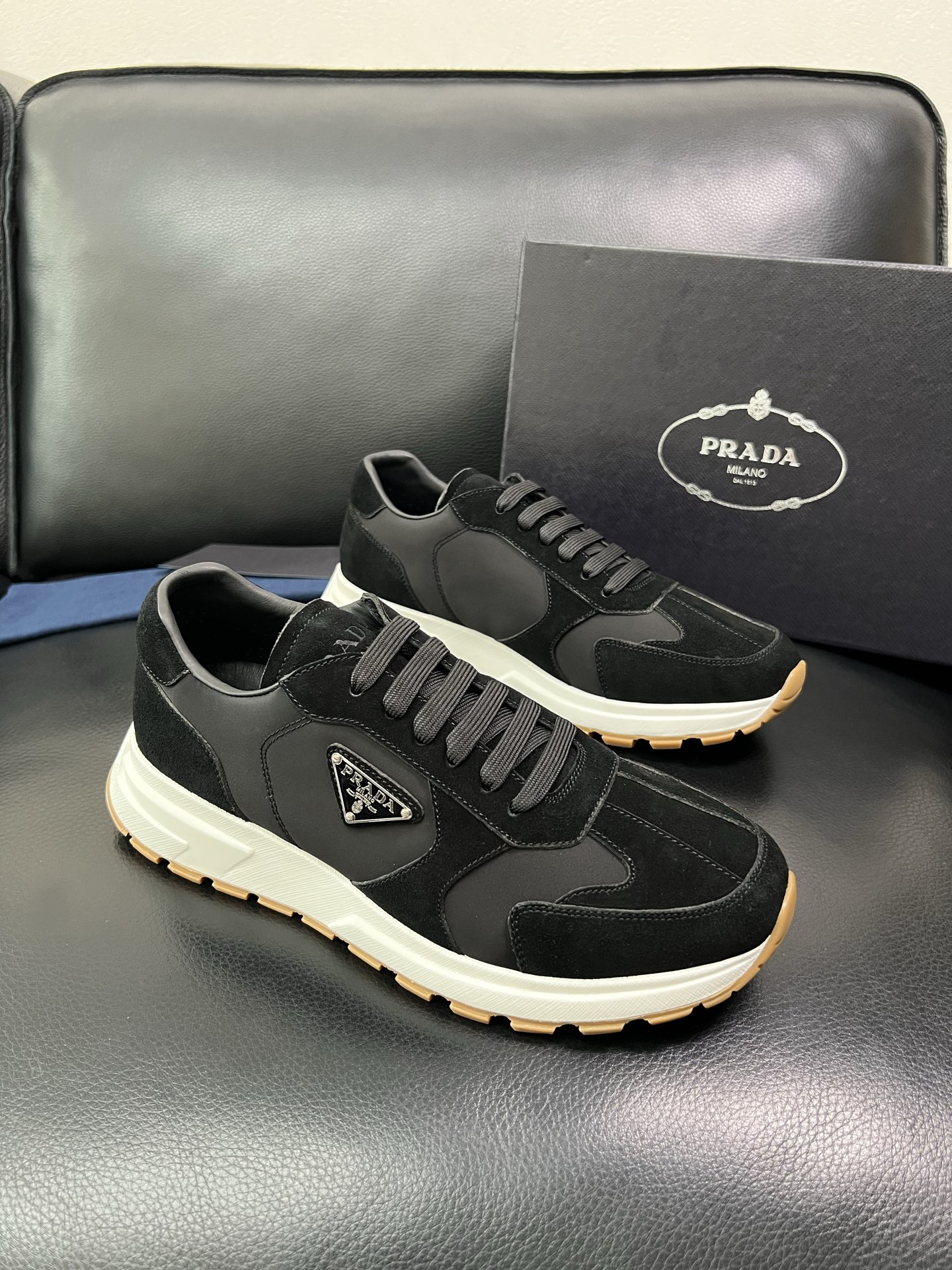 Prada 顶级工艺品，普拉达 专柜同步，原厂配置意大利进口牛皮拼布面料，进口牛皮内里垫，透气舒适，鞋底