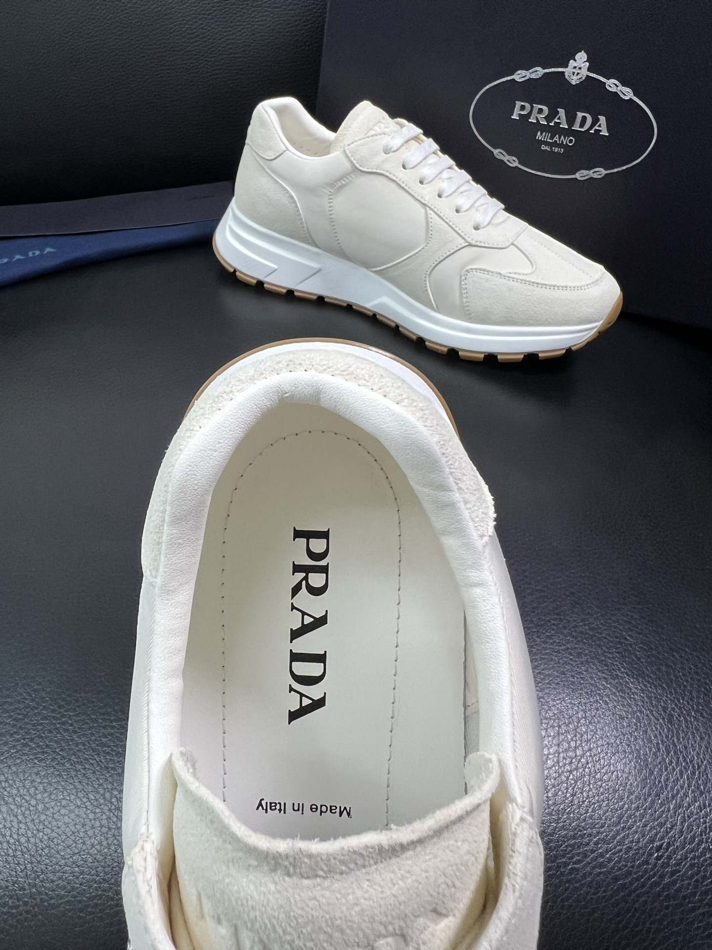 Prada 顶级工艺品，普拉达 专柜同步，原厂配置意大利进口牛皮拼布面料，进口牛皮内里垫，透气舒适，鞋底
