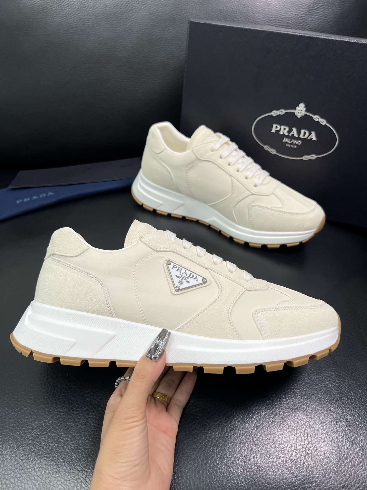 Prada 顶级工艺品，普拉达 专柜同步，原厂配置意大利进口牛皮拼布面料，进口牛皮内里垫，透气舒适，鞋底