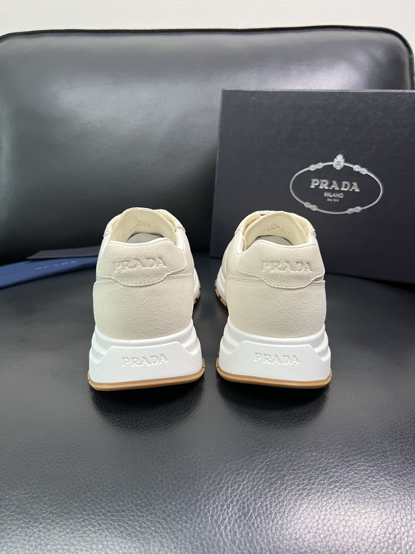 Prada 顶级工艺品，普拉达 专柜同步，原厂配置意大利进口牛皮拼布面料，进口牛皮内里垫，透气舒适，鞋底