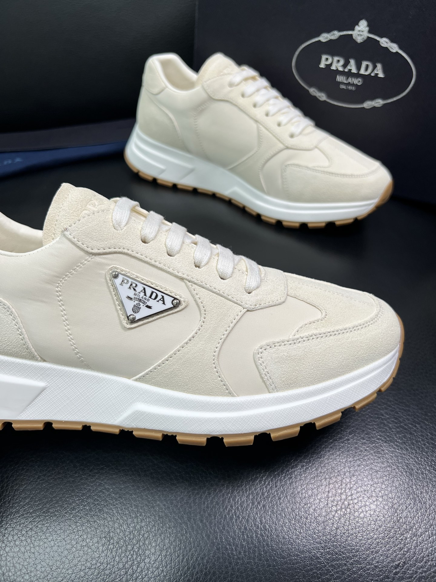 Prada 顶级工艺品，普拉达 专柜同步，原厂配置意大利进口牛皮拼布面料，进口牛皮内里垫，透气舒适，鞋底