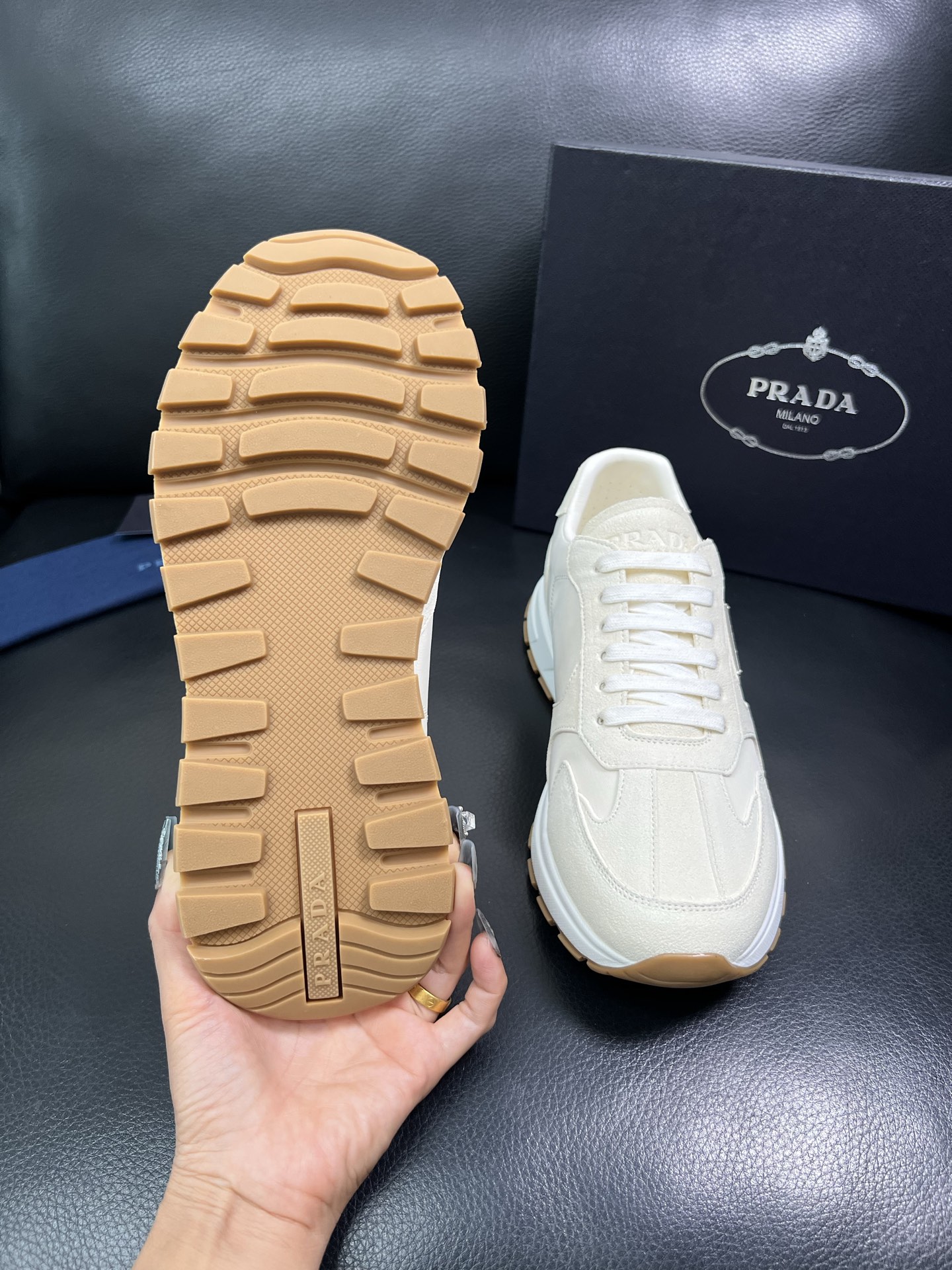 Prada 顶级工艺品，普拉达 专柜同步，原厂配置意大利进口牛皮拼布面料，进口牛皮内里垫，透气舒适，鞋底