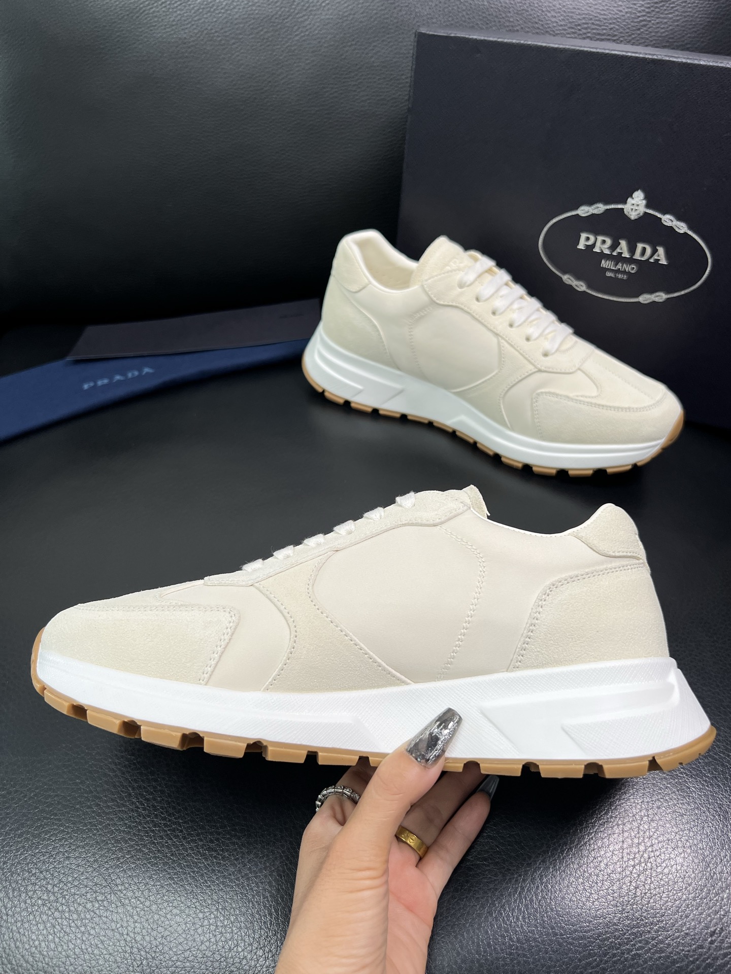 Prada 顶级工艺品，普拉达 专柜同步，原厂配置意大利进口牛皮拼布面料，进口牛皮内里垫，透气舒适，鞋底