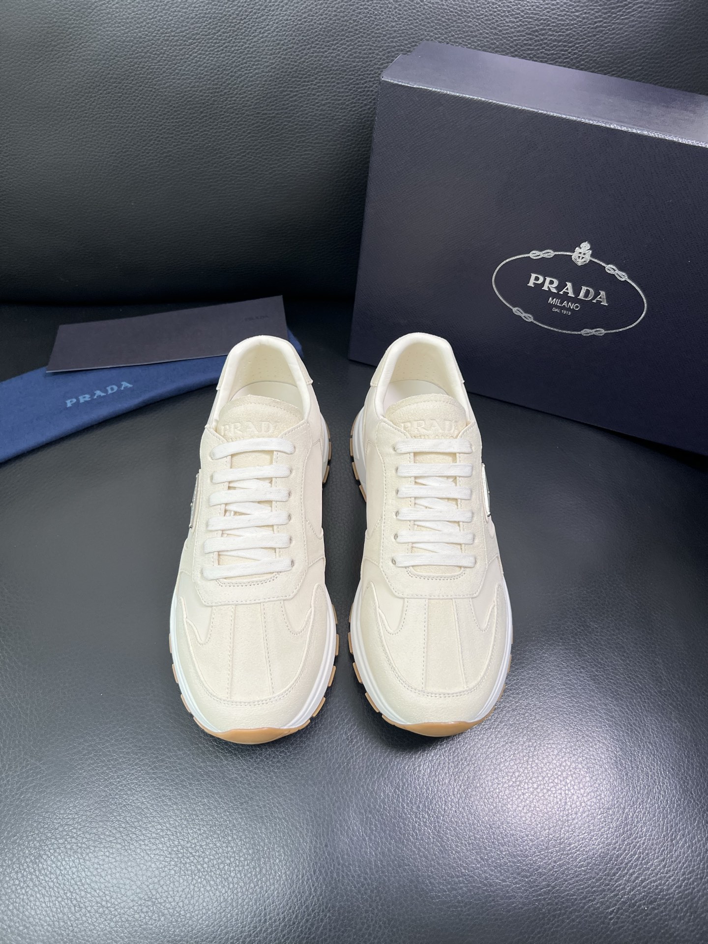 Prada 顶级工艺品，普拉达 专柜同步，原厂配置意大利进口牛皮拼布面料，进口牛皮内里垫，透气舒适，鞋底
