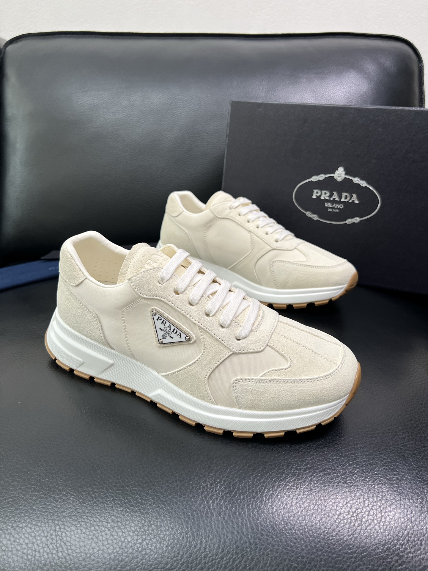 Prada 顶级工艺品，普拉达 专柜同步，原厂配置意大利进口牛皮拼布面料，进口牛皮内里垫，透气舒适，鞋底