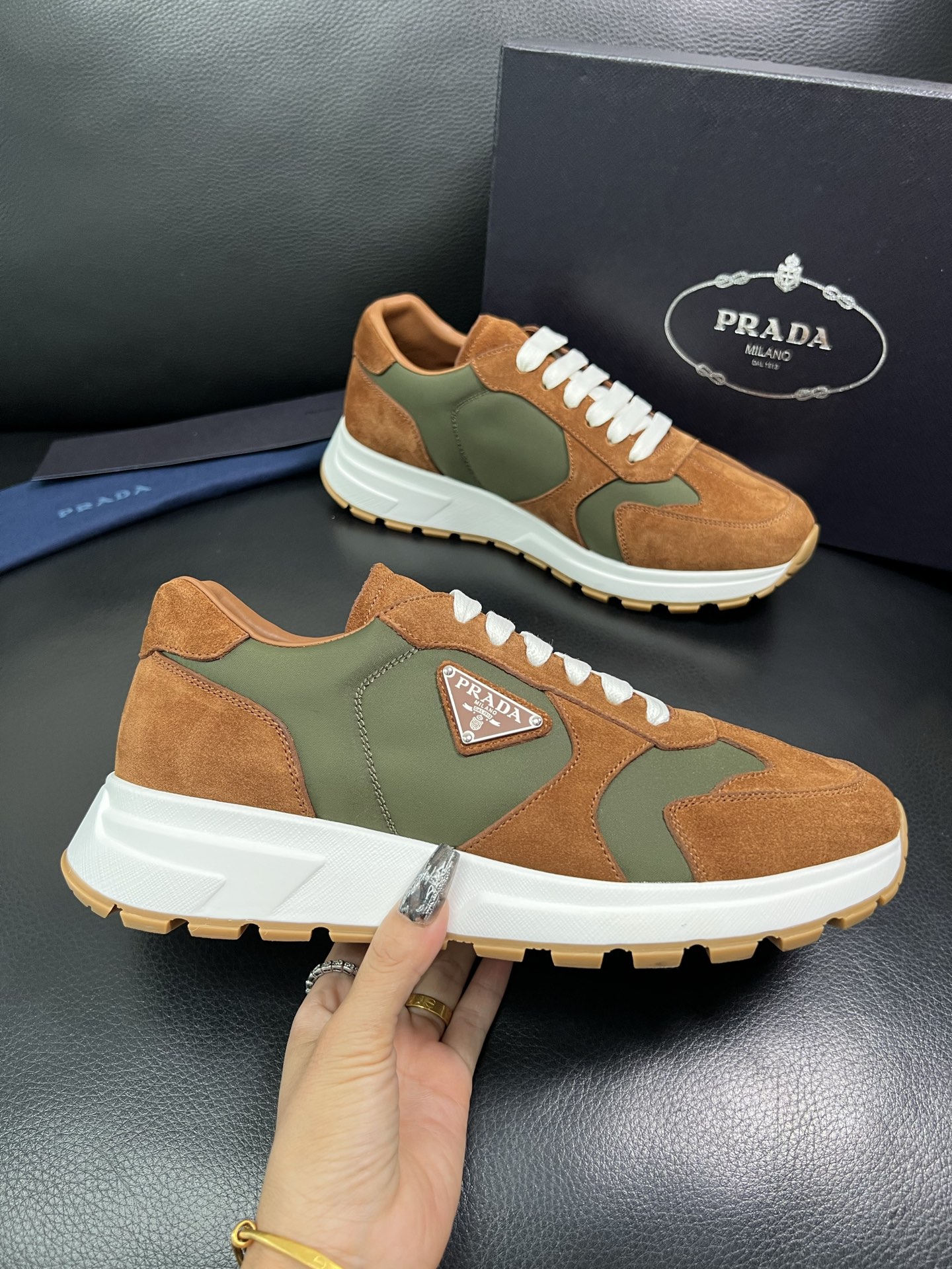 Prada 顶级工艺品，普拉达 专柜同步，原厂配置意大利进口牛皮拼布面料，进口牛皮内里垫，透气舒适，鞋底