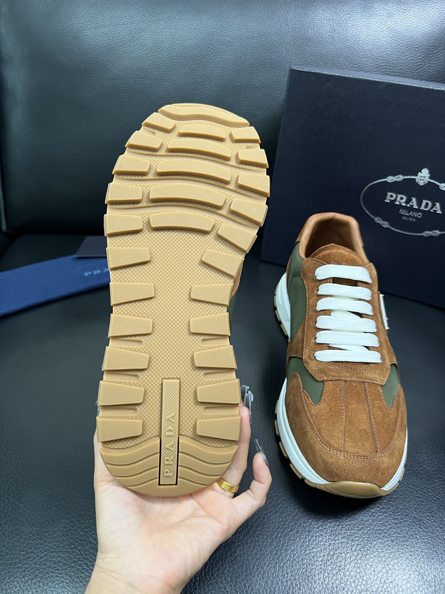 Prada 顶级工艺品，普拉达 专柜同步，原厂配置意大利进口牛皮拼布面料，进口牛皮内里垫，透气舒适，鞋底