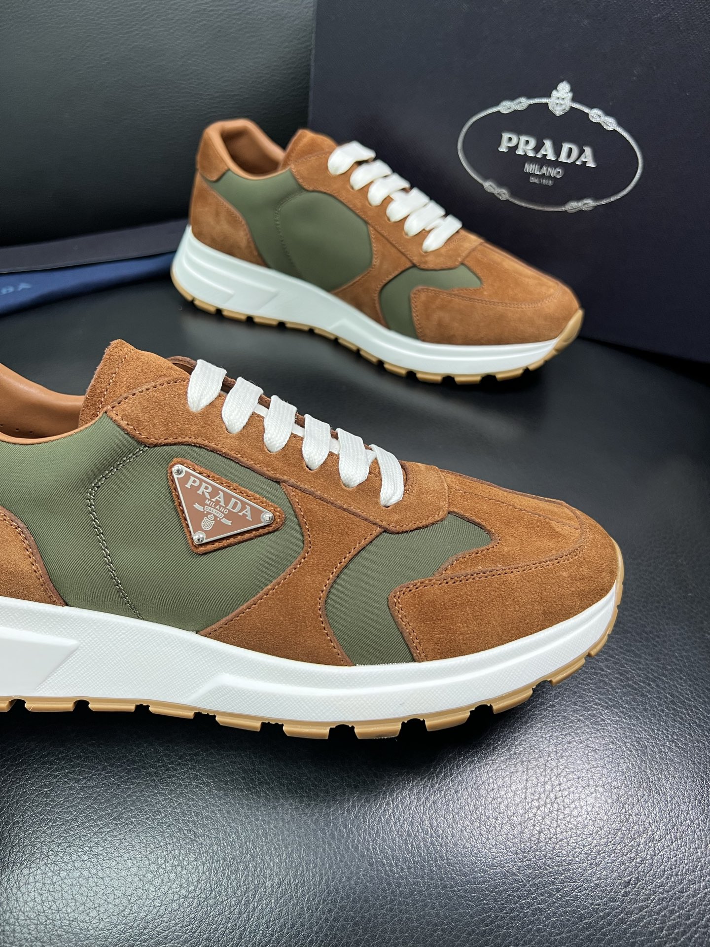 Prada 顶级工艺品，普拉达 专柜同步，原厂配置意大利进口牛皮拼布面料，进口牛皮内里垫，透气舒适，鞋底