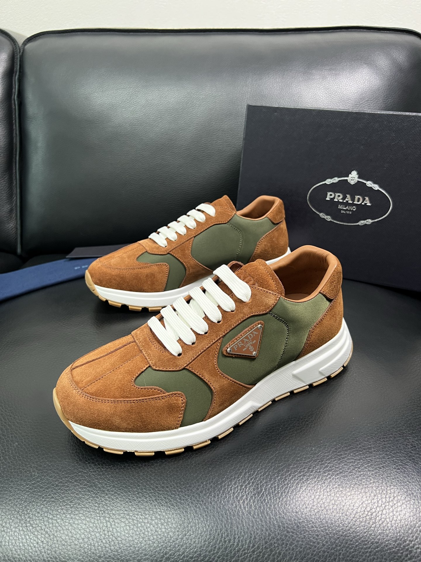 Prada 顶级工艺品，普拉达 专柜同步，原厂配置意大利进口牛皮拼布面料，进口牛皮内里垫，透气舒适，鞋底