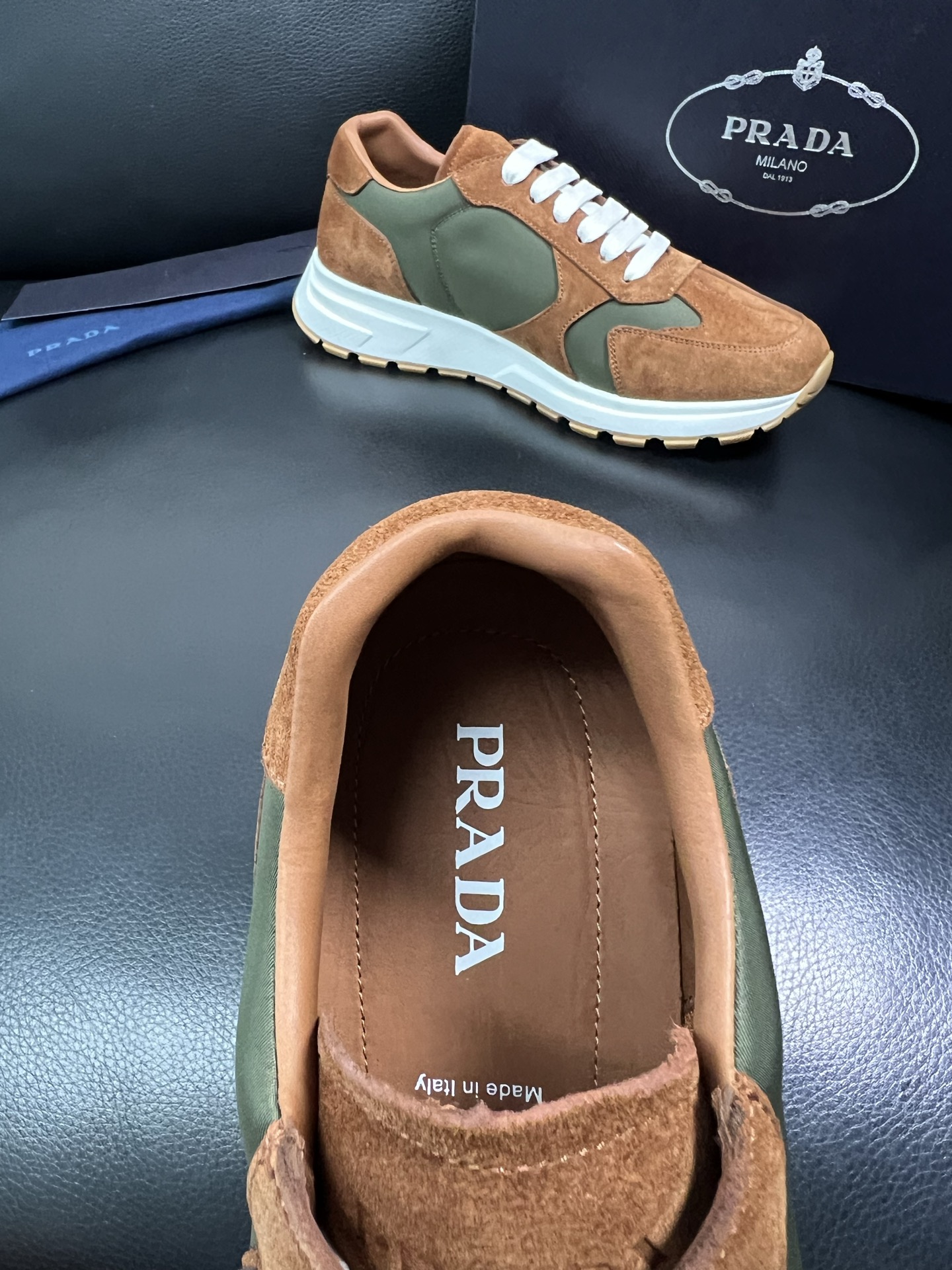 Prada 顶级工艺品，普拉达 专柜同步，原厂配置意大利进口牛皮拼布面料，进口牛皮内里垫，透气舒适，鞋底
