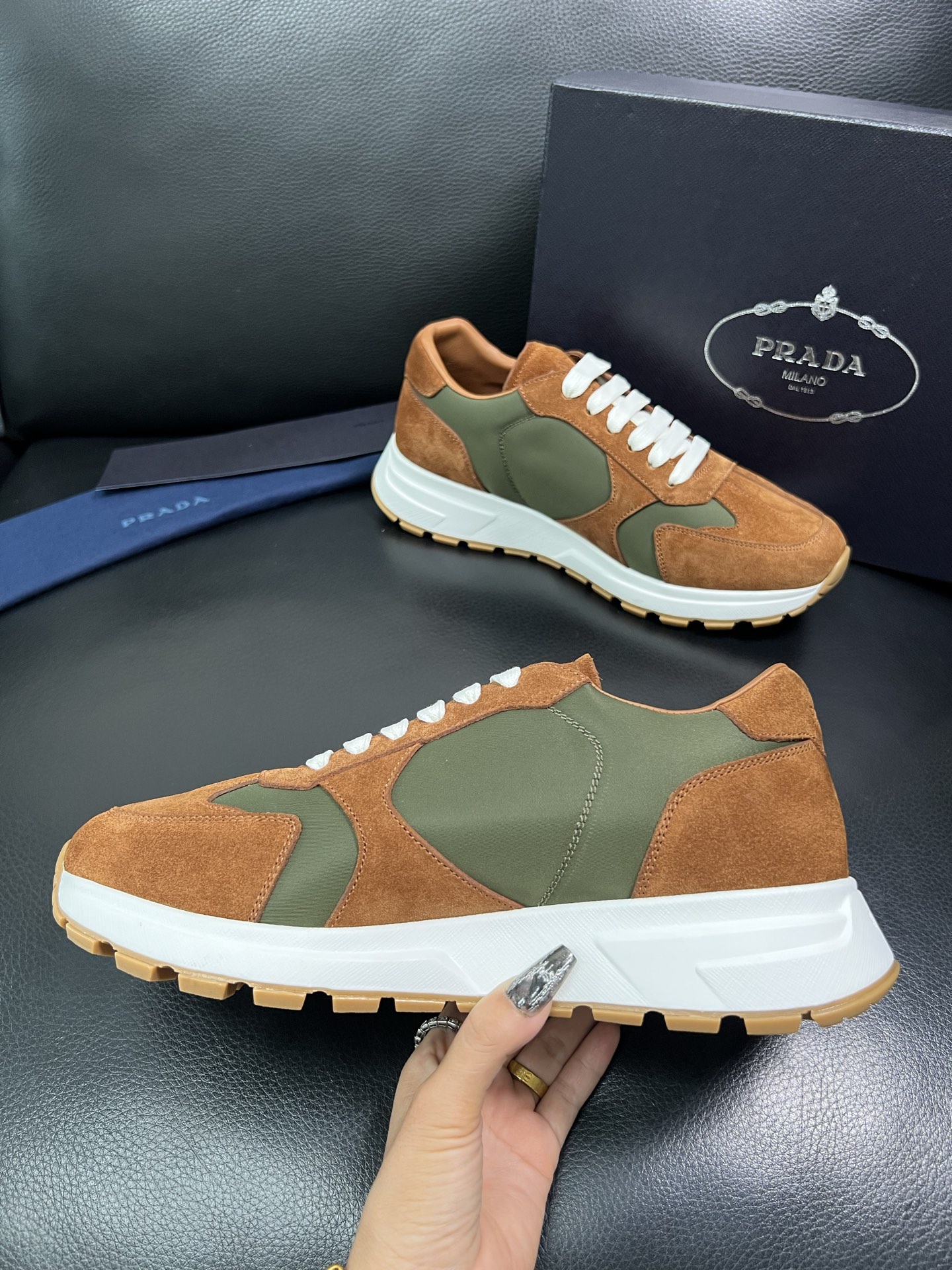 Prada 顶级工艺品，普拉达 专柜同步，原厂配置意大利进口牛皮拼布面料，进口牛皮内里垫，透气舒适，鞋底