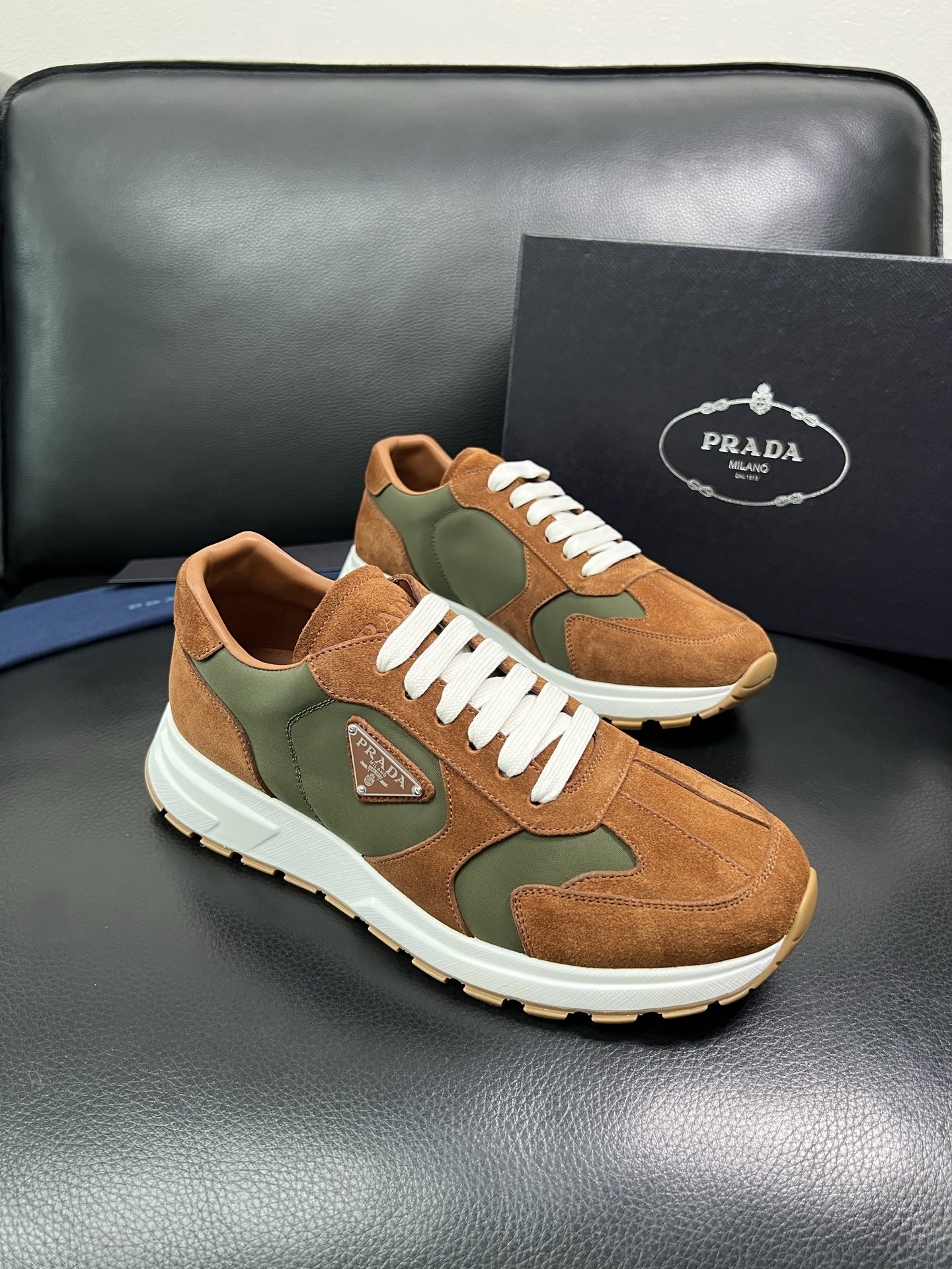 Prada 顶级工艺品，普拉达 专柜同步，原厂配置意大利进口牛皮拼布面料，进口牛皮内里垫，透气舒适，鞋底