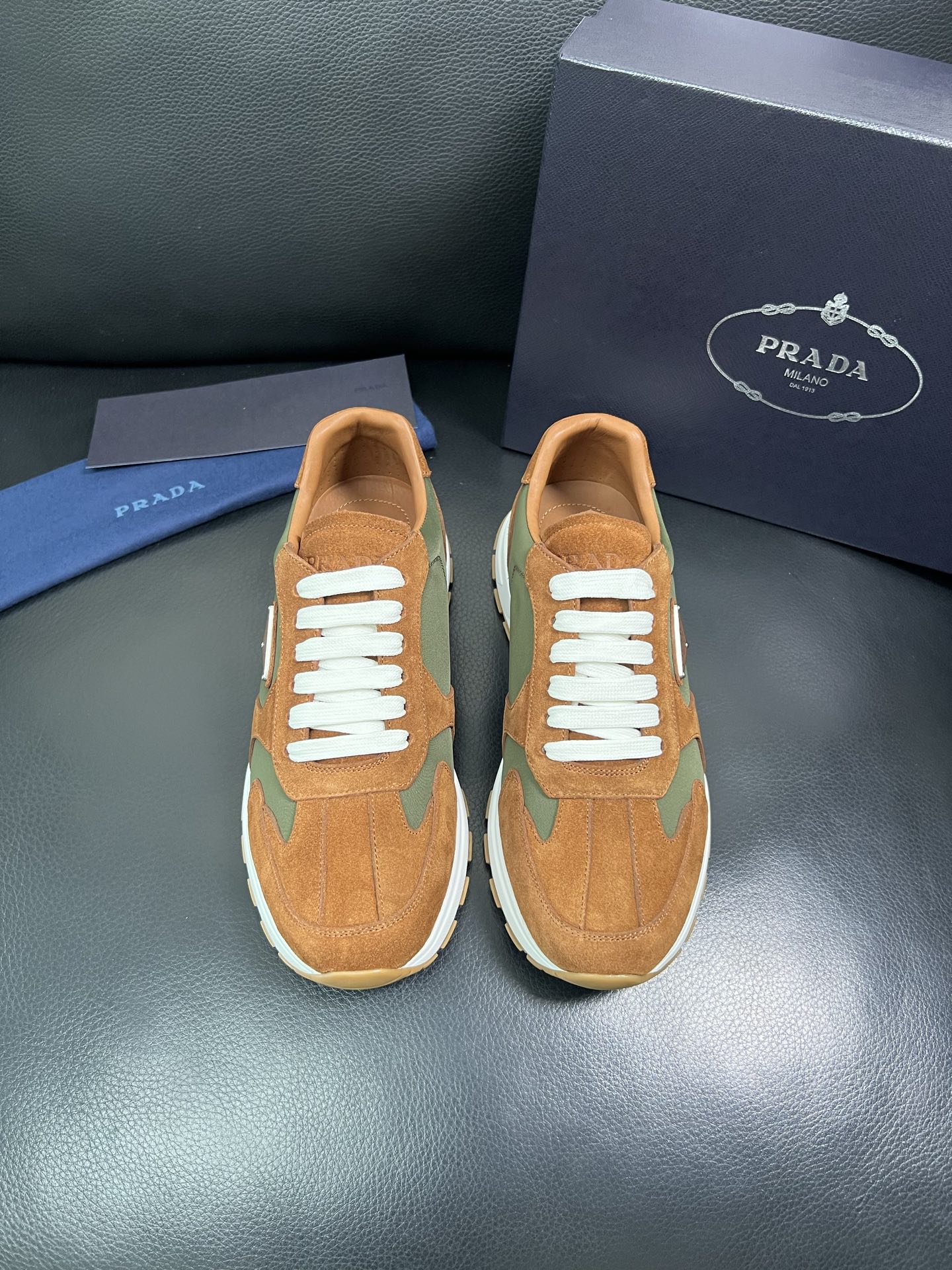 Prada 顶级工艺品，普拉达 专柜同步，原厂配置意大利进口牛皮拼布面料，进口牛皮内里垫，透气舒适，鞋底