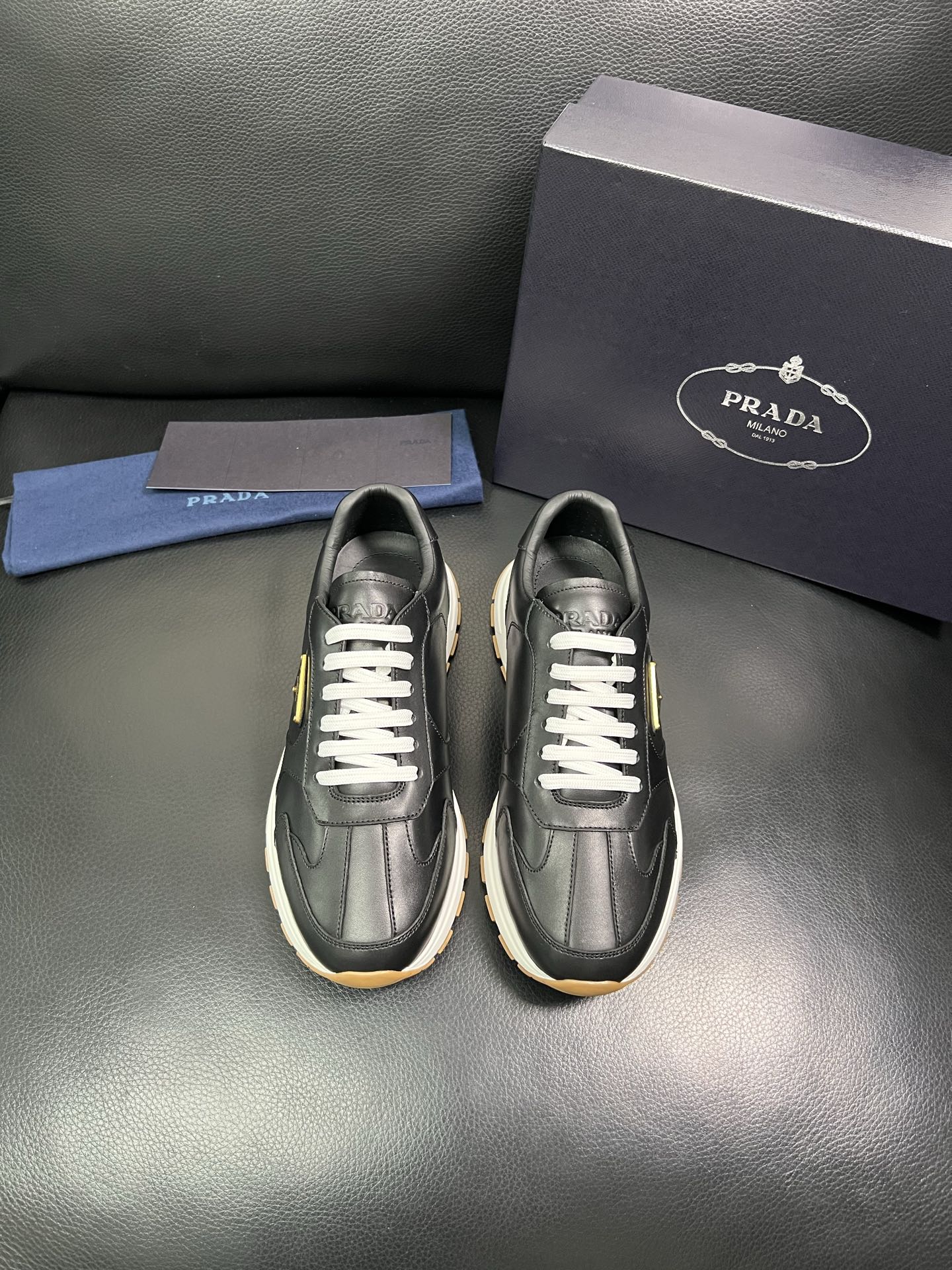 Prada 顶级工艺品，普拉达 专柜同步，原厂配置意大利进口牛皮面料，进口牛皮内里垫，透气舒适，鞋底：原
