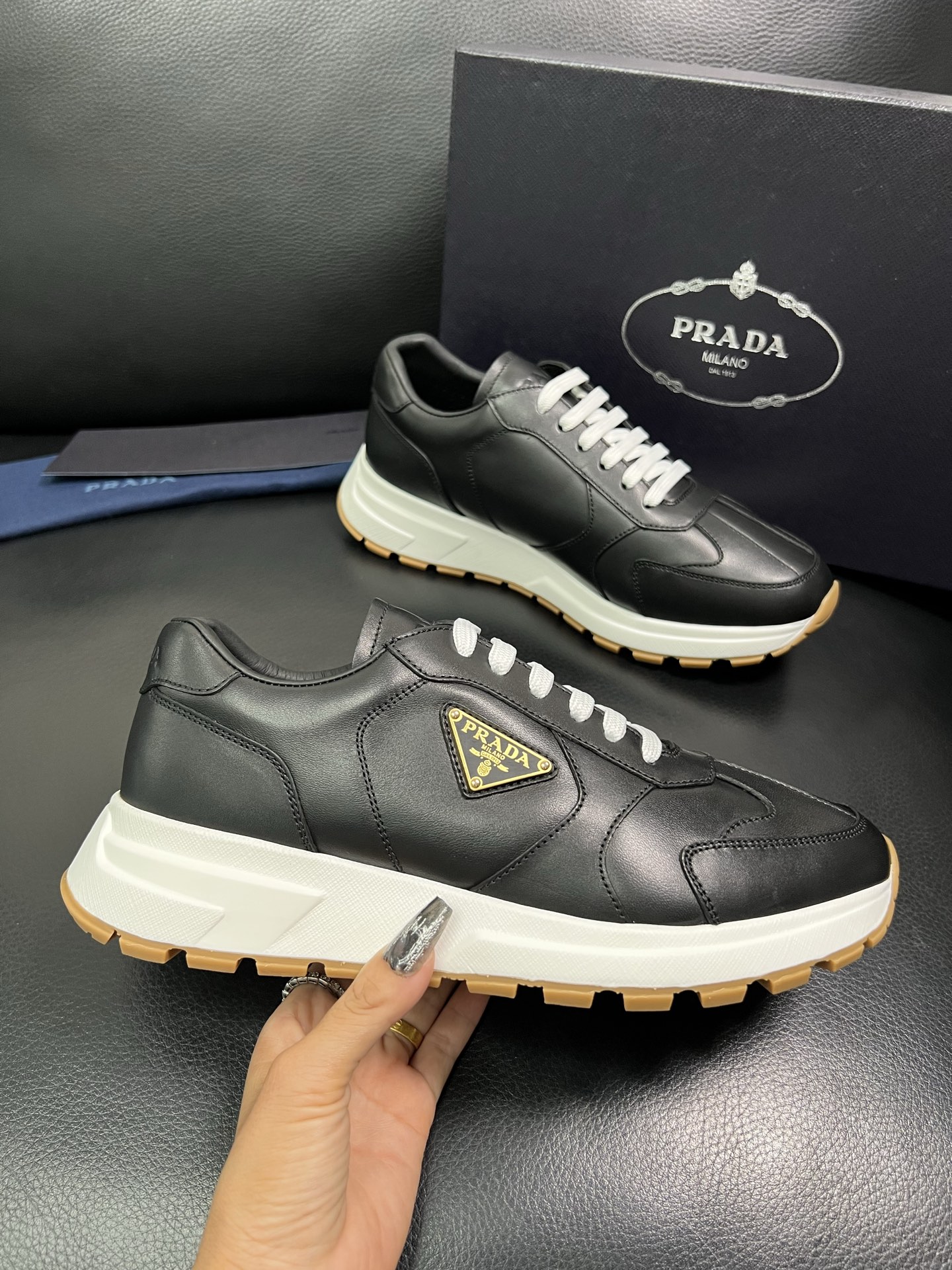 Prada 顶级工艺品，普拉达 专柜同步，原厂配置意大利进口牛皮面料，进口牛皮内里垫，透气舒适，鞋底：原