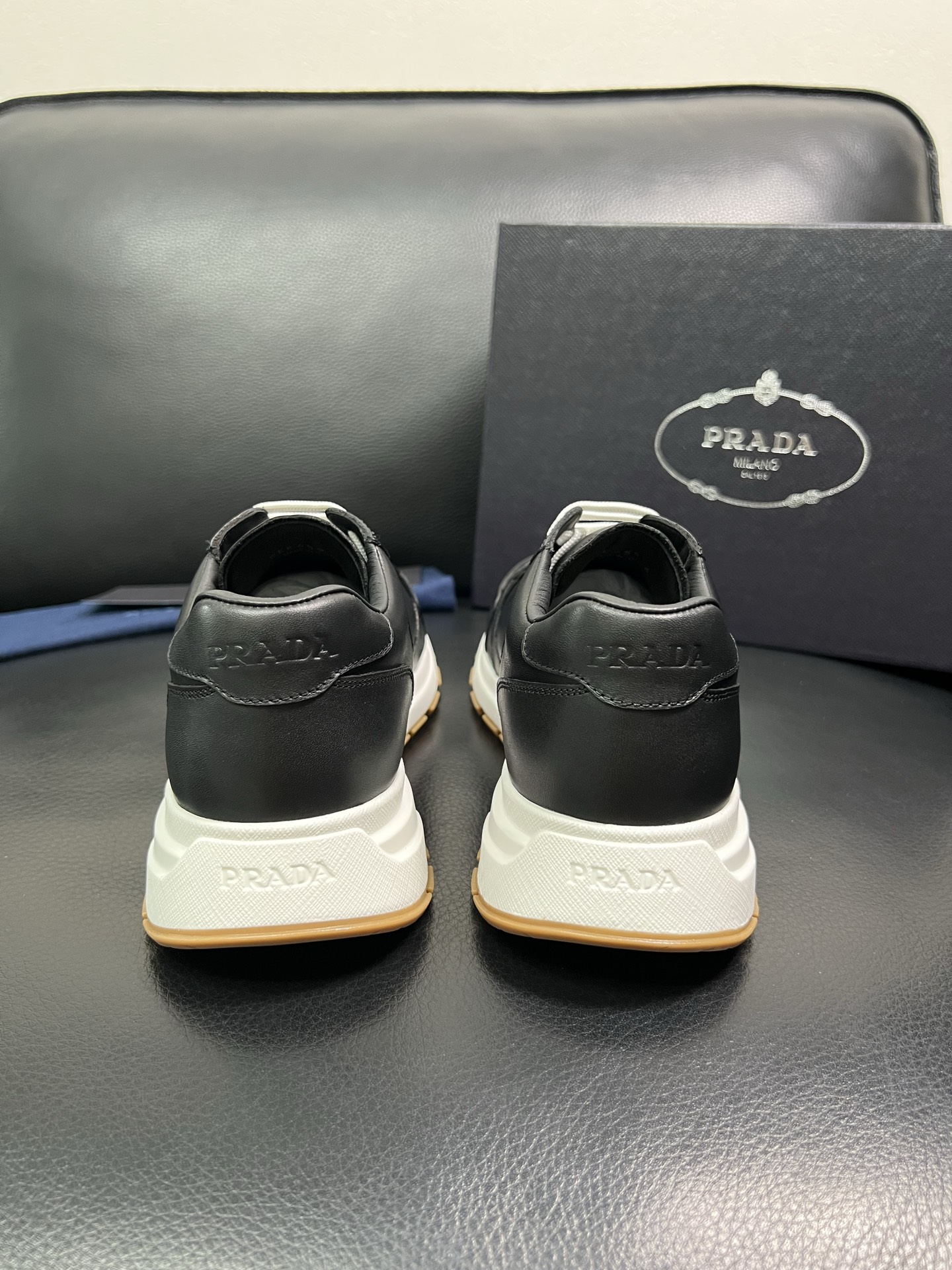 Prada 顶级工艺品，普拉达 专柜同步，原厂配置意大利进口牛皮面料，进口牛皮内里垫，透气舒适，鞋底：原