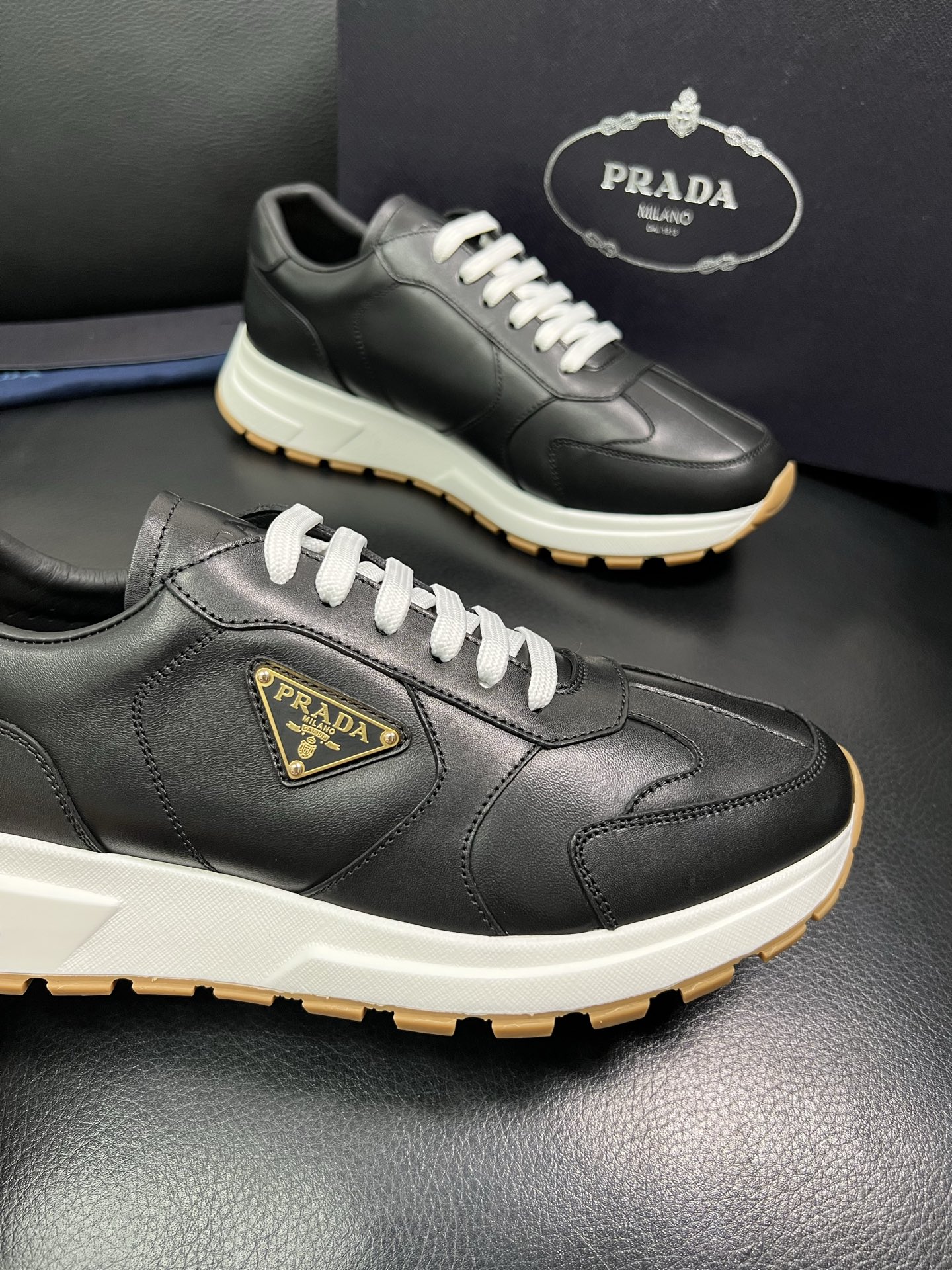 Prada 顶级工艺品，普拉达 专柜同步，原厂配置意大利进口牛皮面料，进口牛皮内里垫，透气舒适，鞋底：原