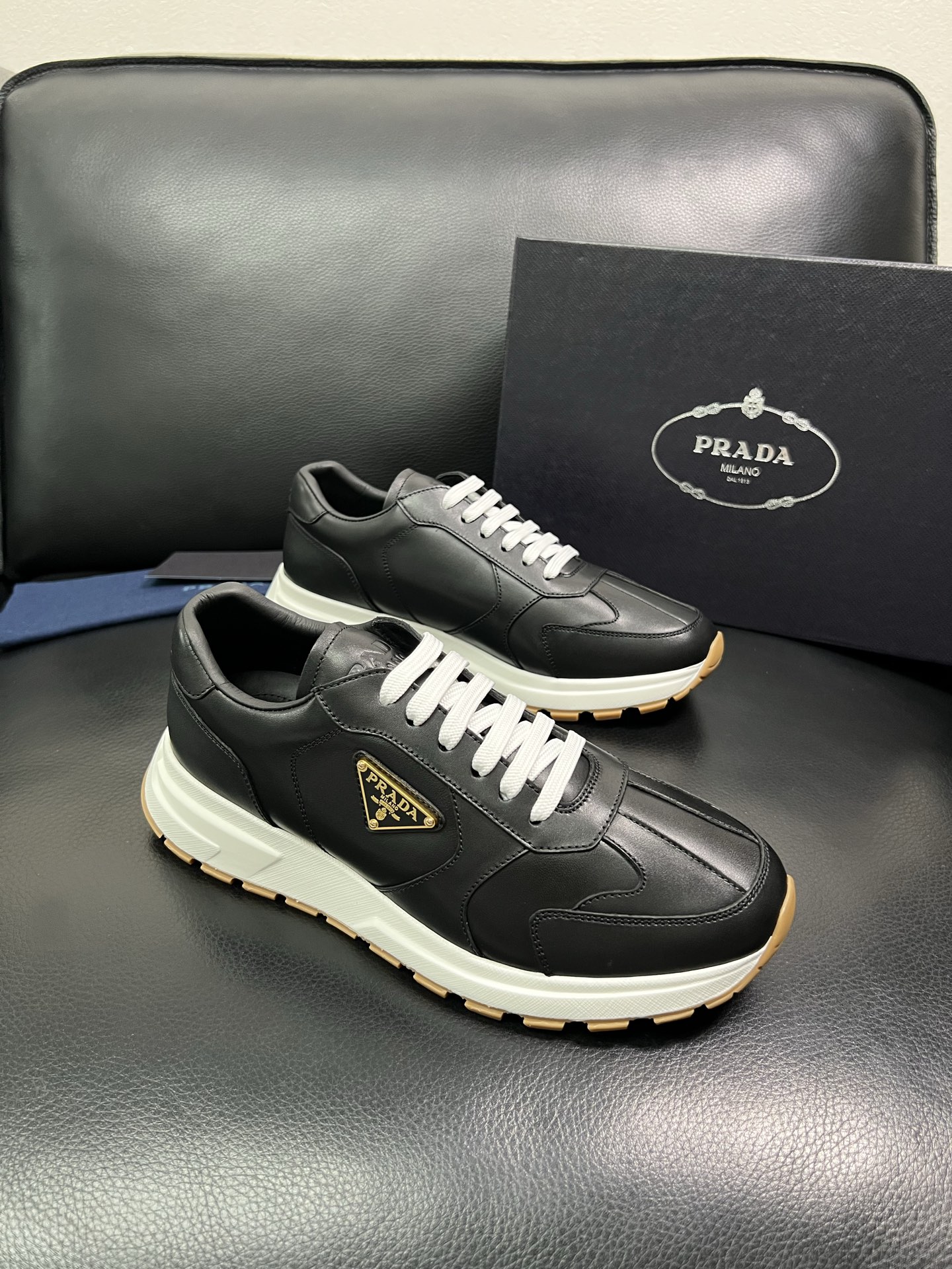 Prada 顶级工艺品，普拉达 专柜同步，原厂配置意大利进口牛皮面料，进口牛皮内里垫，透气舒适，鞋底：原