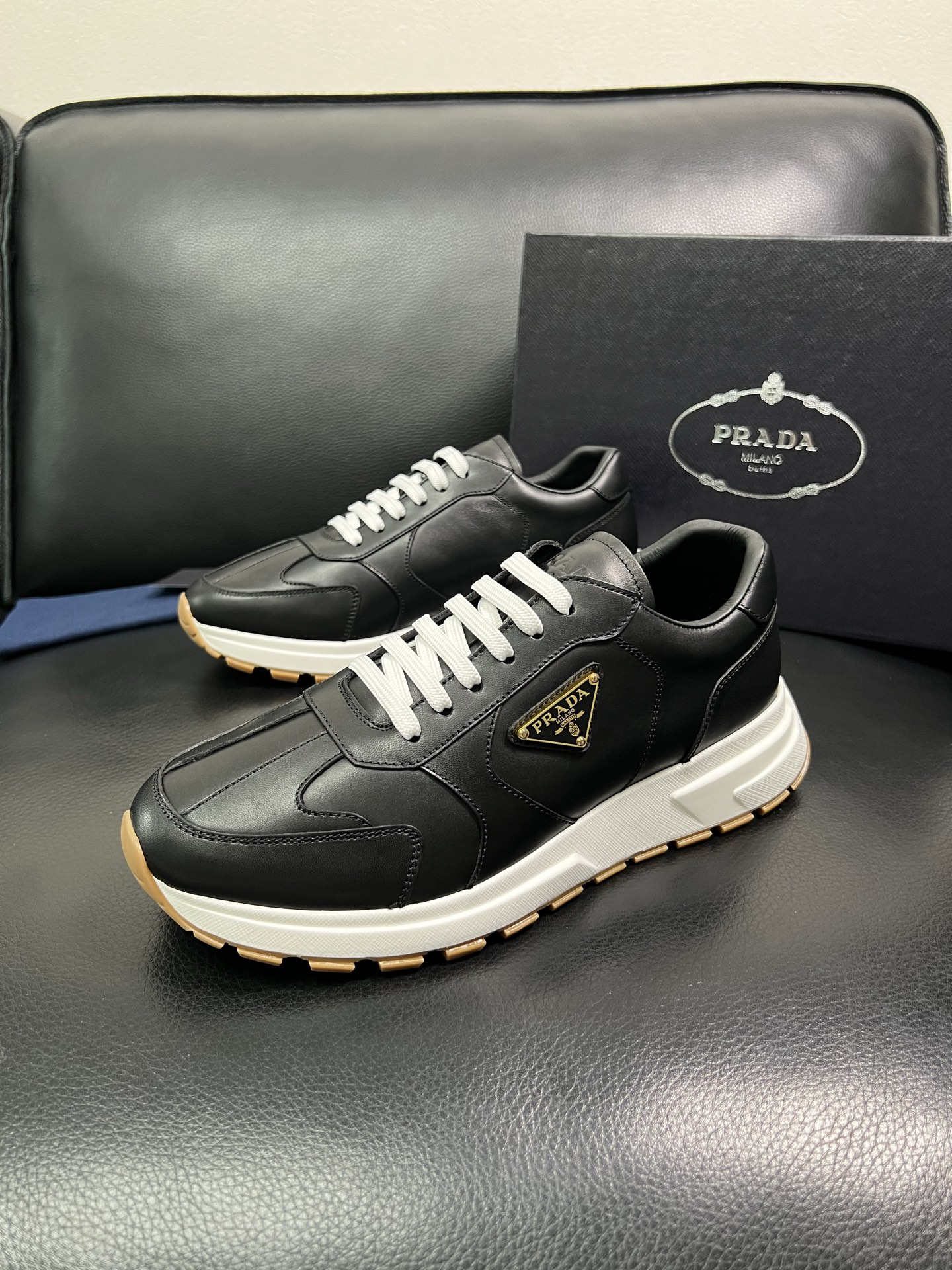 Prada 顶级工艺品，普拉达 专柜同步，原厂配置意大利进口牛皮面料，进口牛皮内里垫，透气舒适，鞋底：原