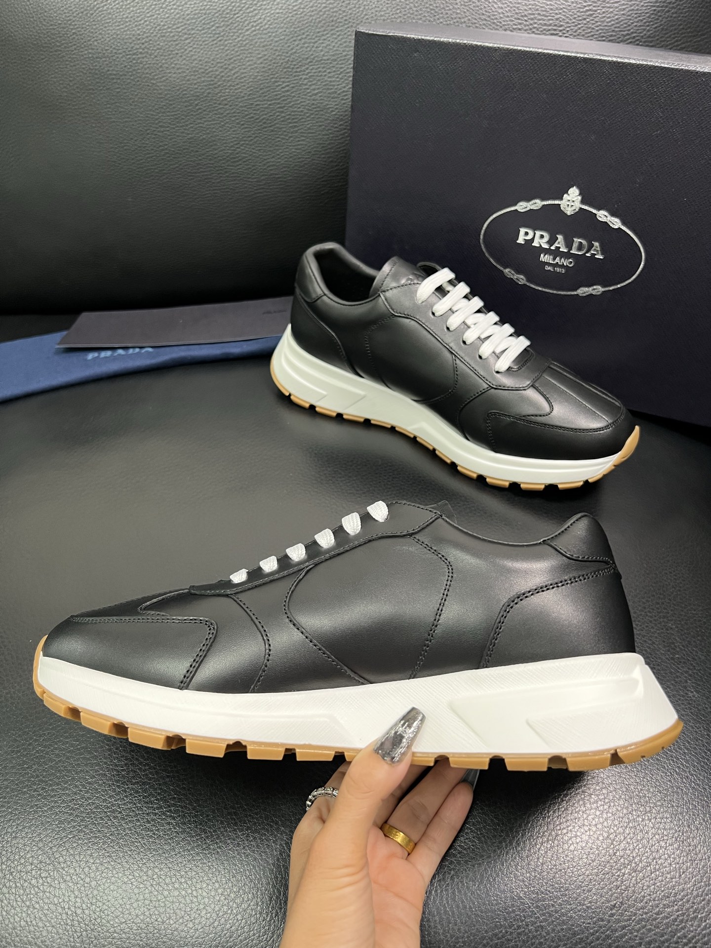 Prada 顶级工艺品，普拉达 专柜同步，原厂配置意大利进口牛皮面料，进口牛皮内里垫，透气舒适，鞋底：原