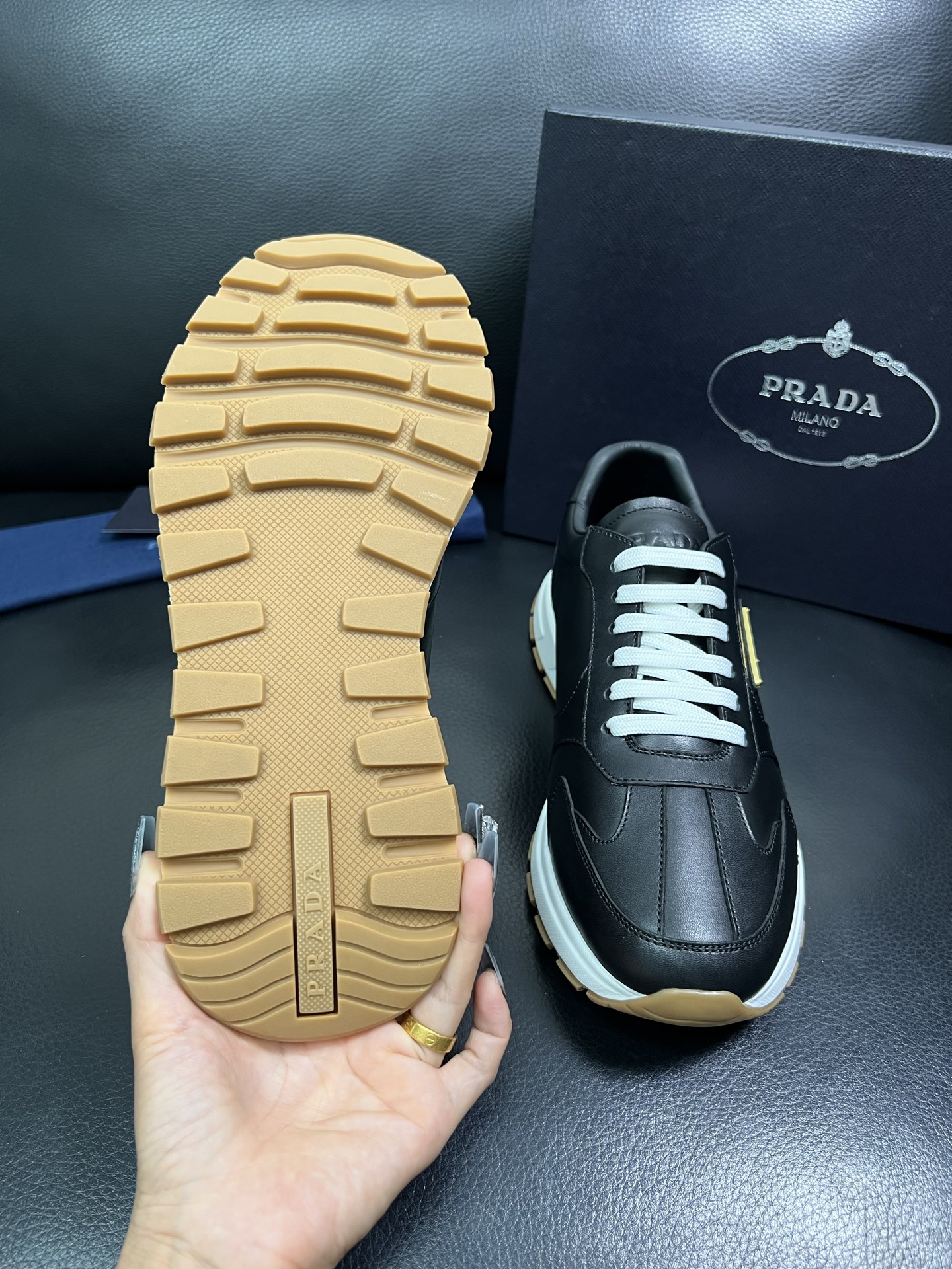 Prada 顶级工艺品，普拉达 专柜同步，原厂配置意大利进口牛皮面料，进口牛皮内里垫，透气舒适，鞋底：原