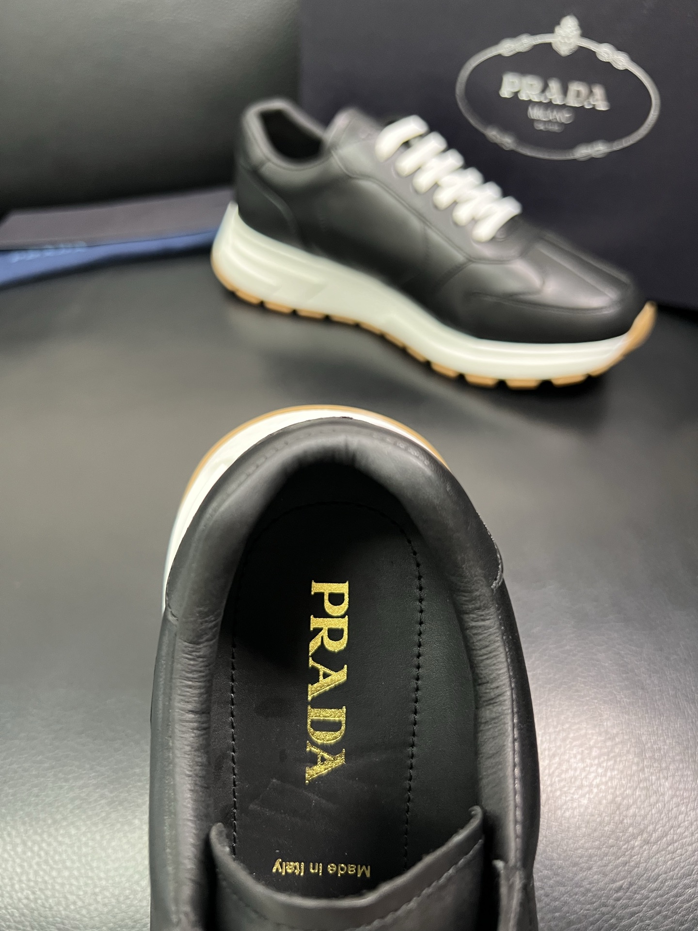 Prada 顶级工艺品，普拉达 专柜同步，原厂配置意大利进口牛皮面料，进口牛皮内里垫，透气舒适，鞋底：原