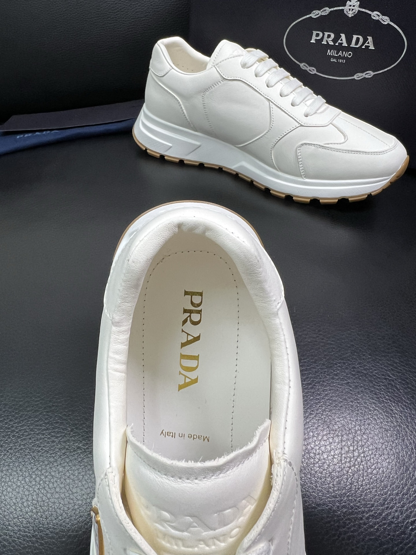 Prada 顶级工艺品，普拉达 专柜同步，原厂配置意大利进口牛皮面料，进口牛皮内里垫，透气舒适，鞋底：原