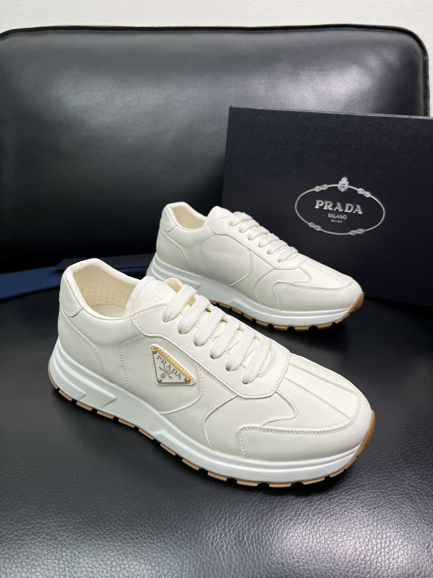 Prada 顶级工艺品，普拉达 专柜同步，原厂配置意大利进口牛皮面料，进口牛皮内里垫，透气舒适，鞋底：原