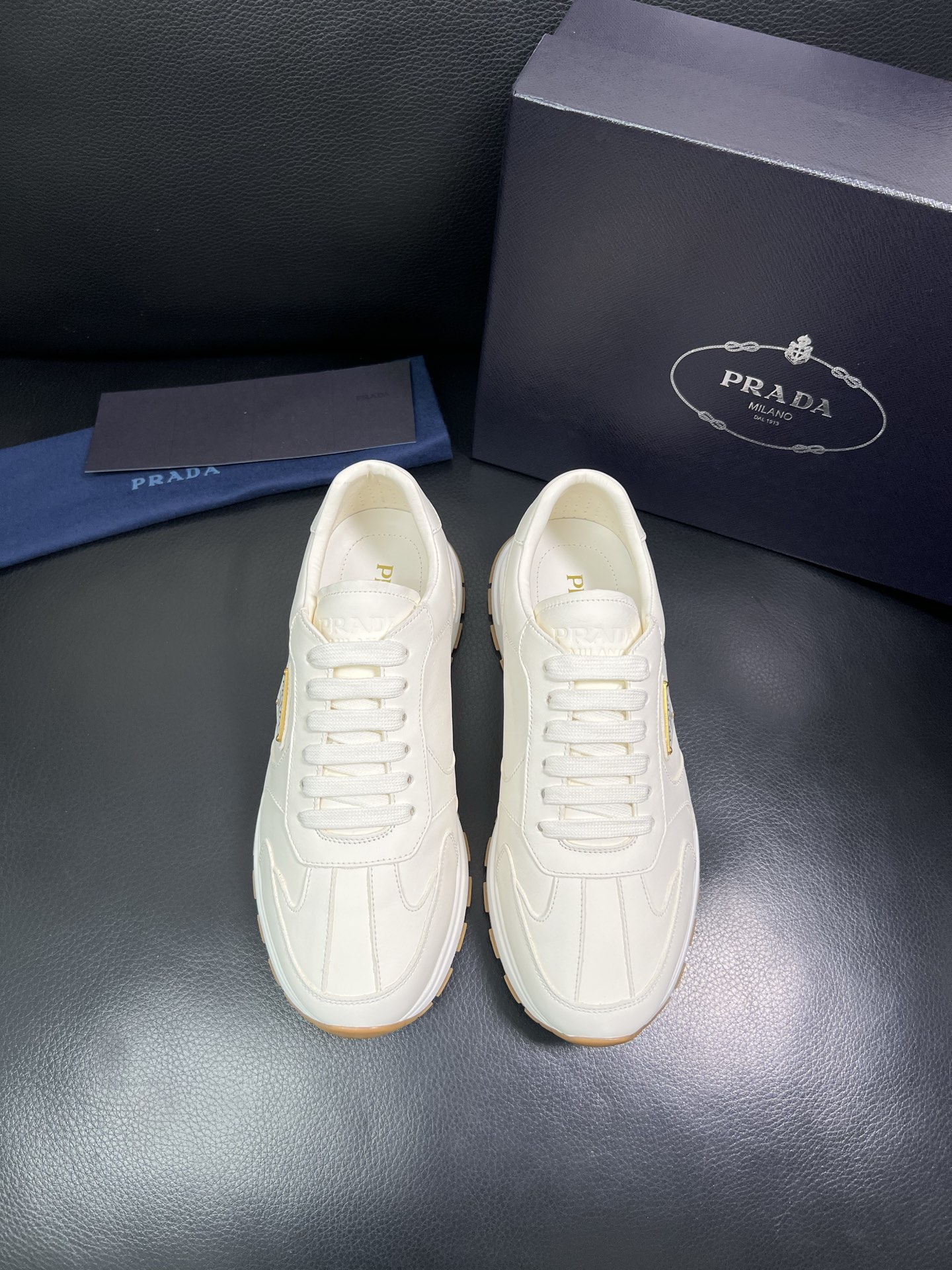 Prada 顶级工艺品，普拉达 专柜同步，原厂配置意大利进口牛皮面料，进口牛皮内里垫，透气舒适，鞋底：原