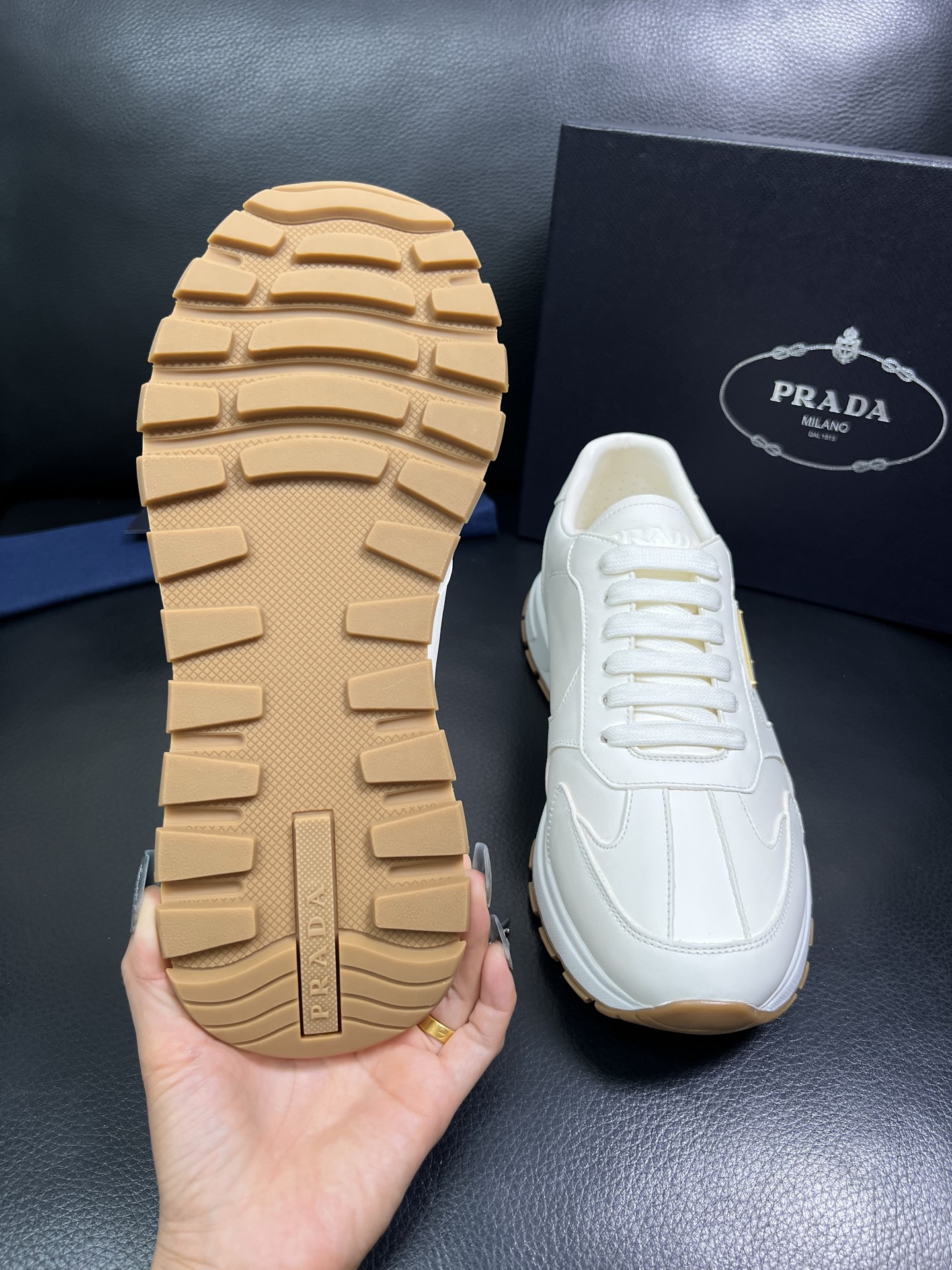 Prada 顶级工艺品，普拉达 专柜同步，原厂配置意大利进口牛皮面料，进口牛皮内里垫，透气舒适，鞋底：原