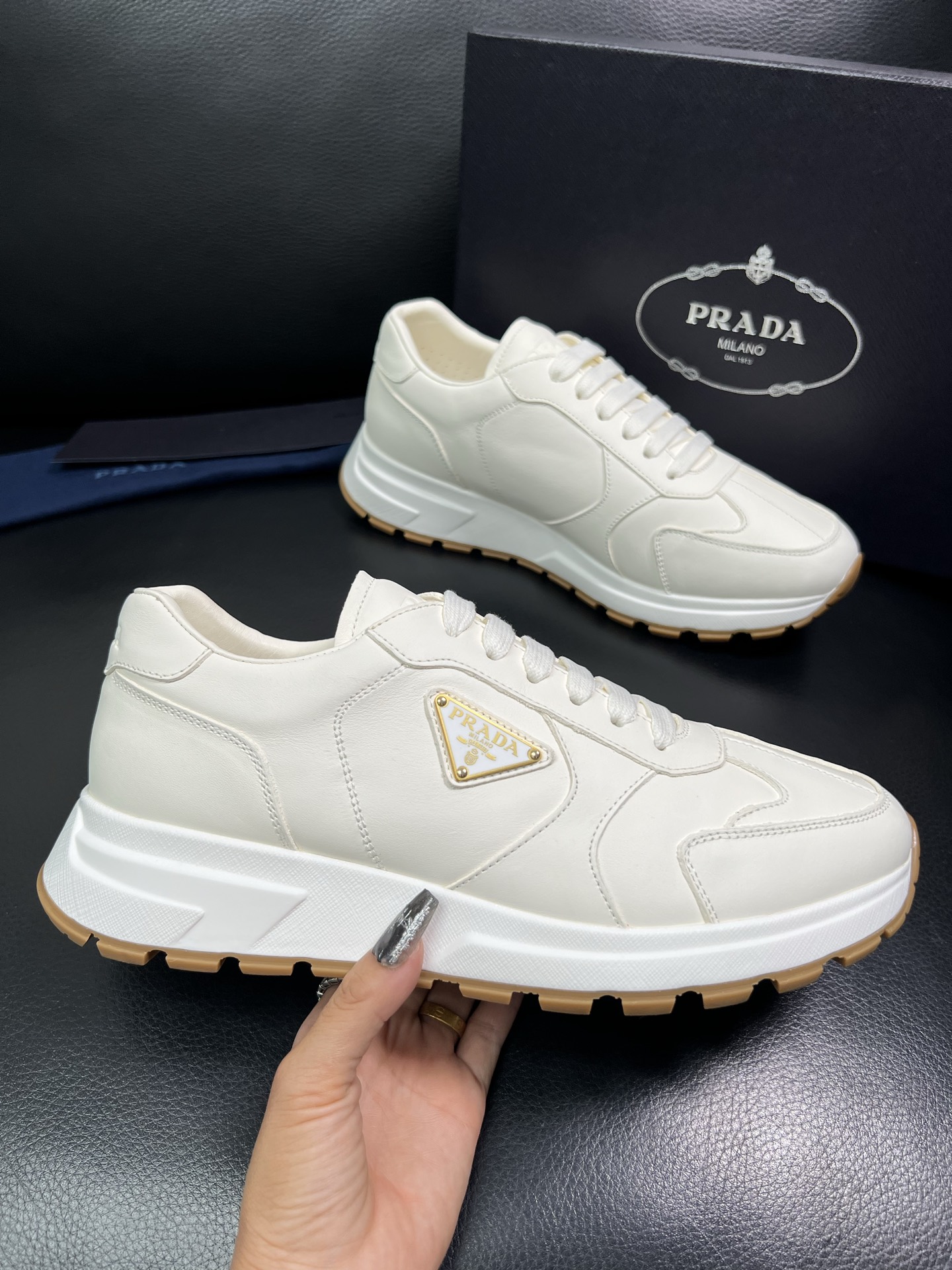 Prada 顶级工艺品，普拉达 专柜同步，原厂配置意大利进口牛皮面料，进口牛皮内里垫，透气舒适，鞋底：原