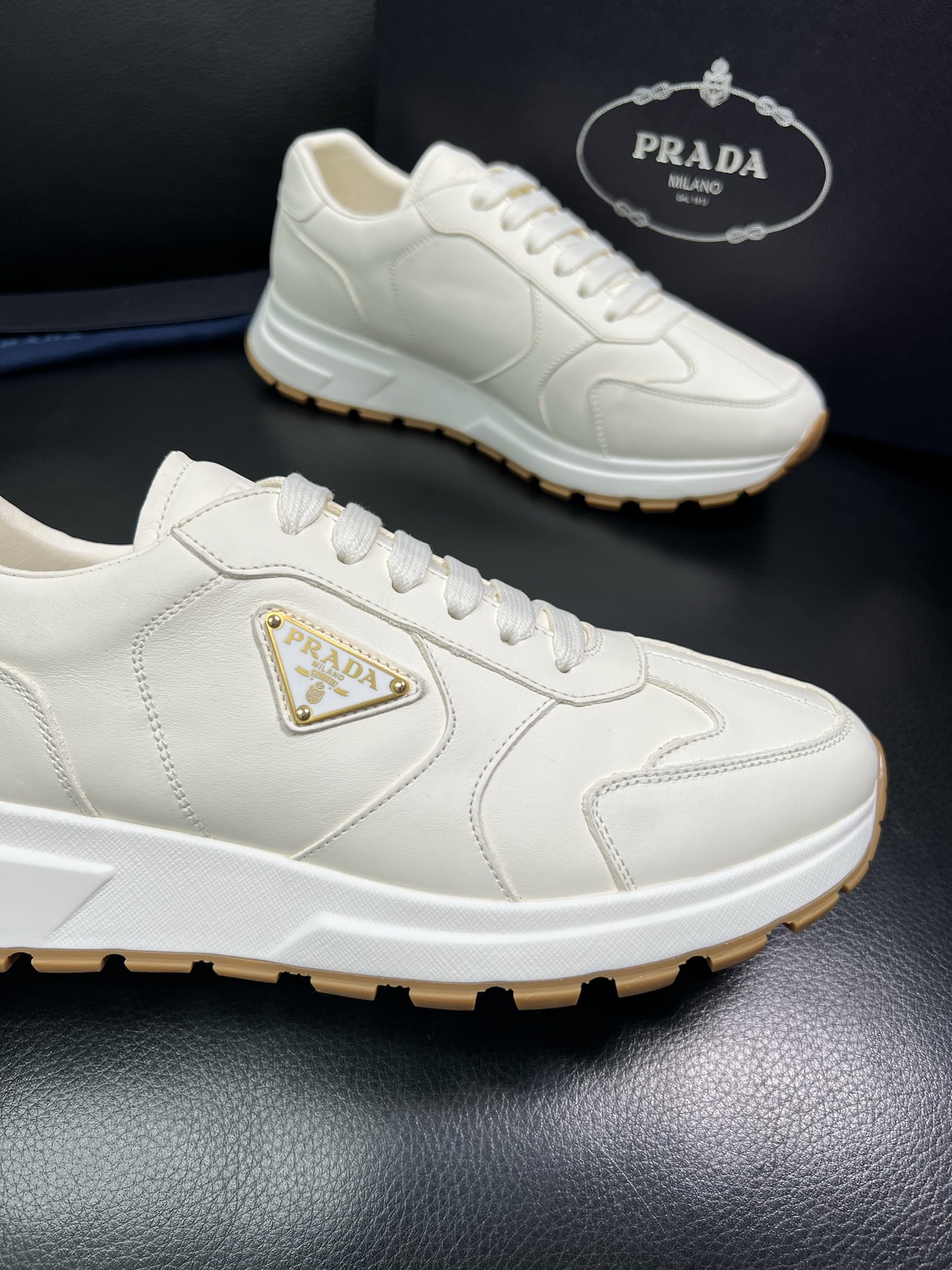 Prada 顶级工艺品，普拉达 专柜同步，原厂配置意大利进口牛皮面料，进口牛皮内里垫，透气舒适，鞋底：原
