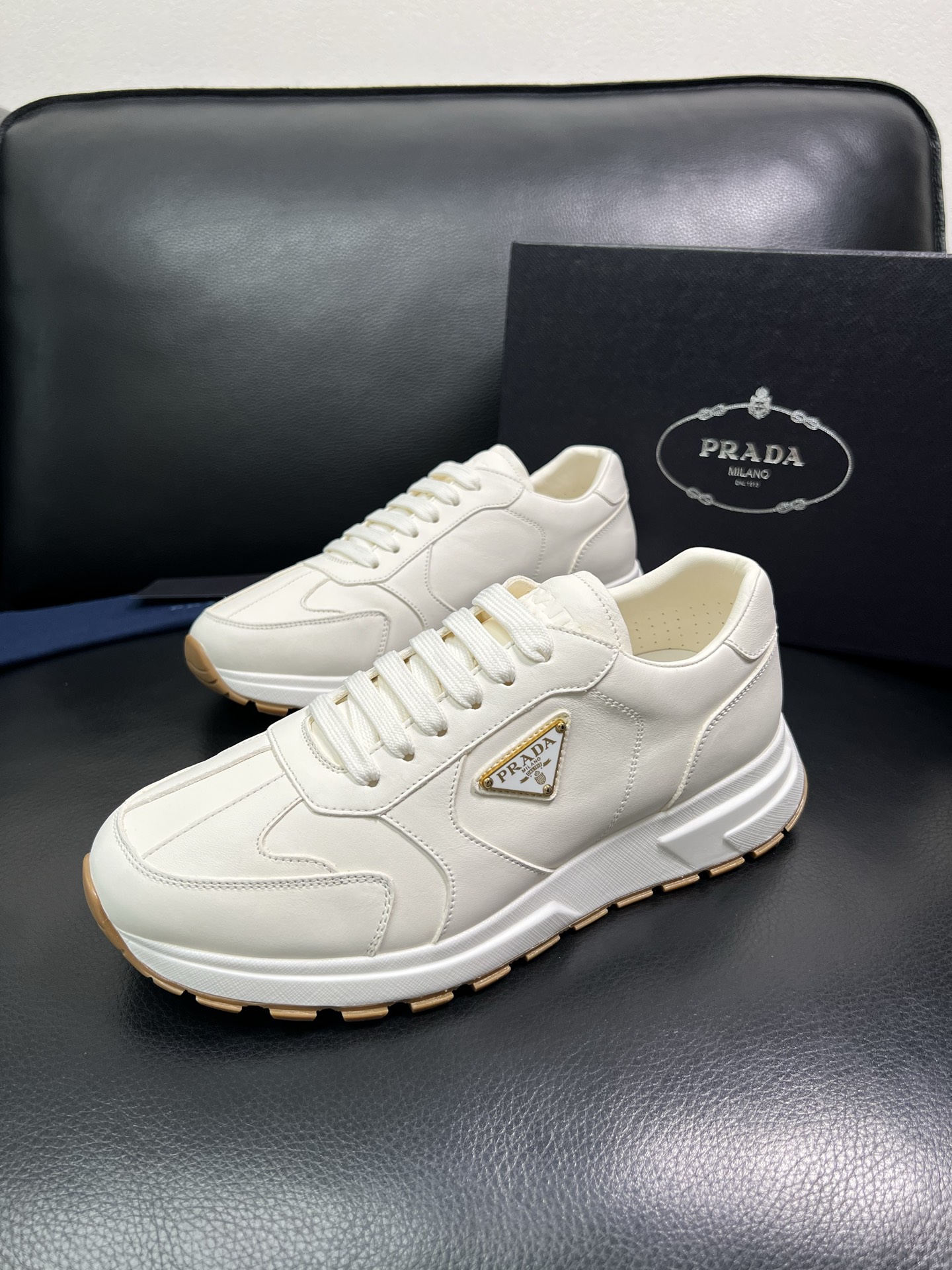 Prada 顶级工艺品，普拉达 专柜同步，原厂配置意大利进口牛皮面料，进口牛皮内里垫，透气舒适，鞋底：原