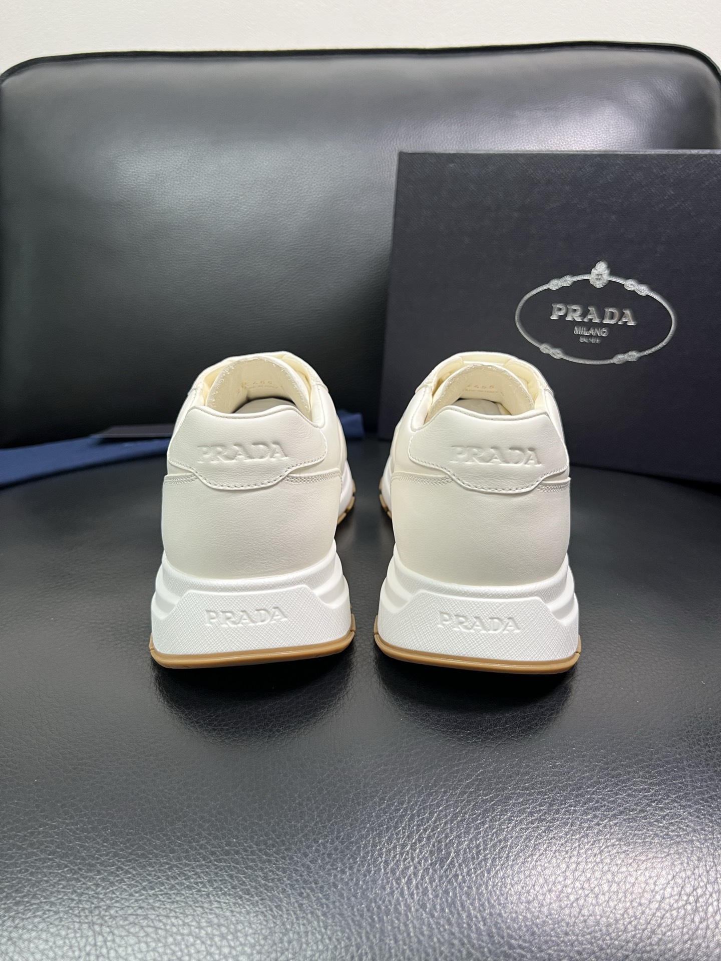Prada 顶级工艺品，普拉达 专柜同步，原厂配置意大利进口牛皮面料，进口牛皮内里垫，透气舒适，鞋底：原
