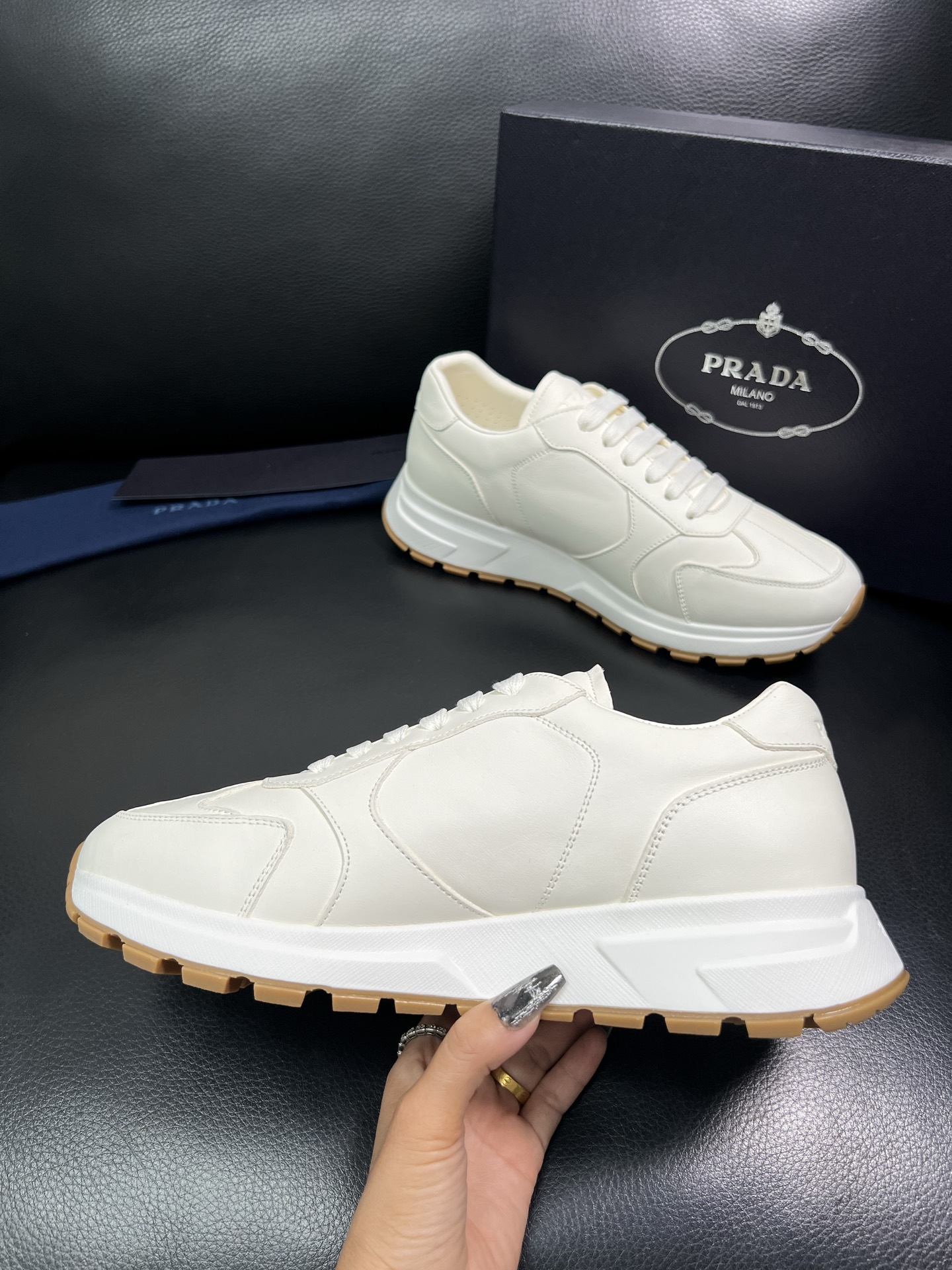 Prada 顶级工艺品，普拉达 专柜同步，原厂配置意大利进口牛皮面料，进口牛皮内里垫，透气舒适，鞋底：原