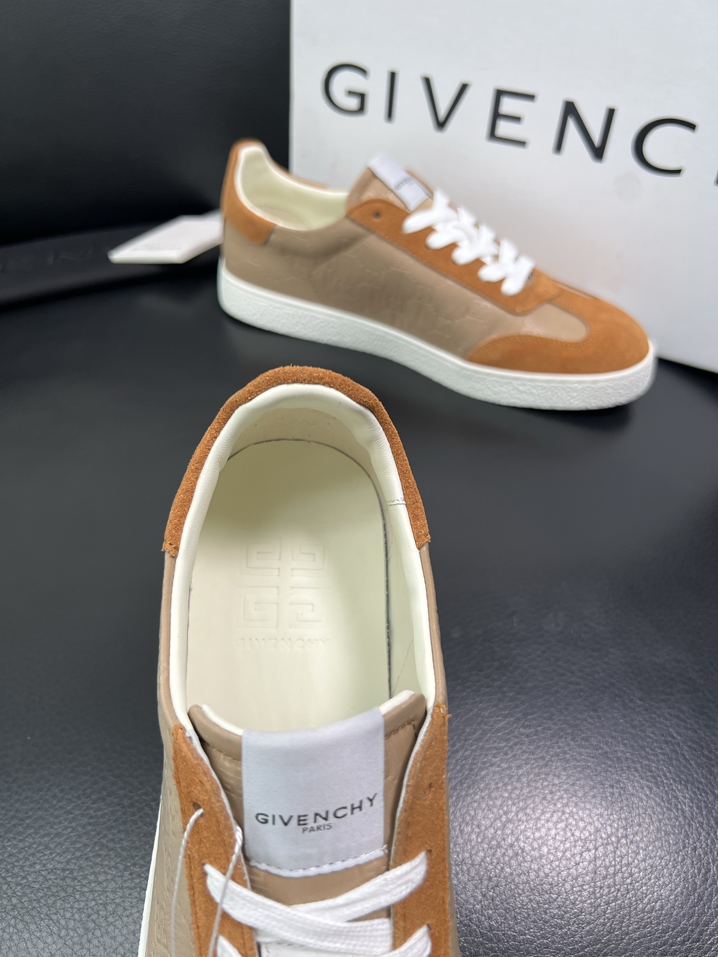 Givenchy 高品质 顶级工艺品 纪梵希 专柜同步原厂配置，意大利进口牛皮搭配网布面料，全鞋配件私模