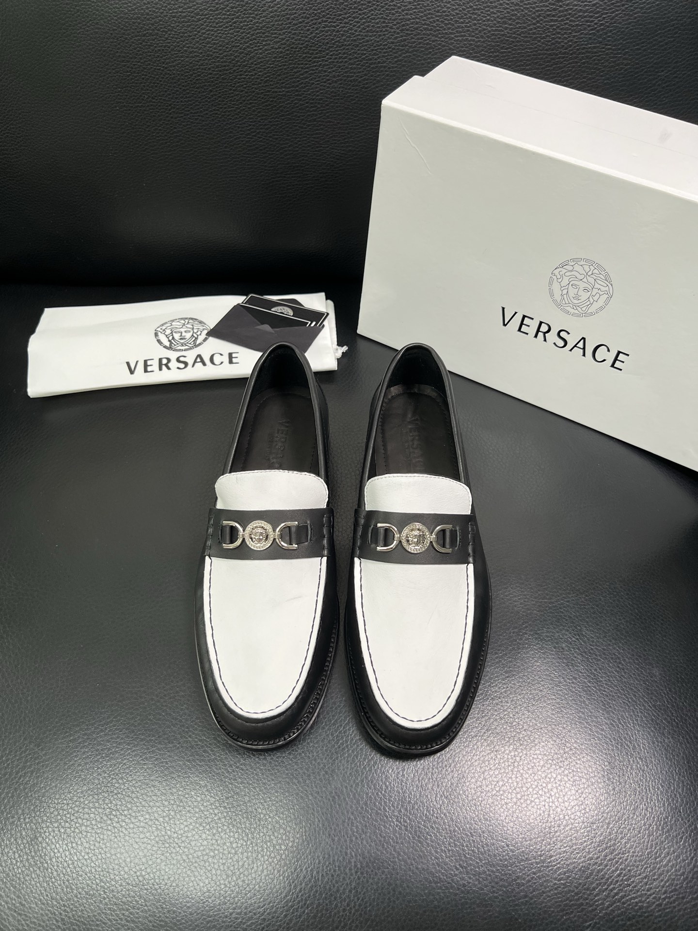 VERSACE 高品质 顶级工艺品 范思哲 专柜同步原厂配置，意大利进口牛皮搭配面料，全鞋配件私模打造，