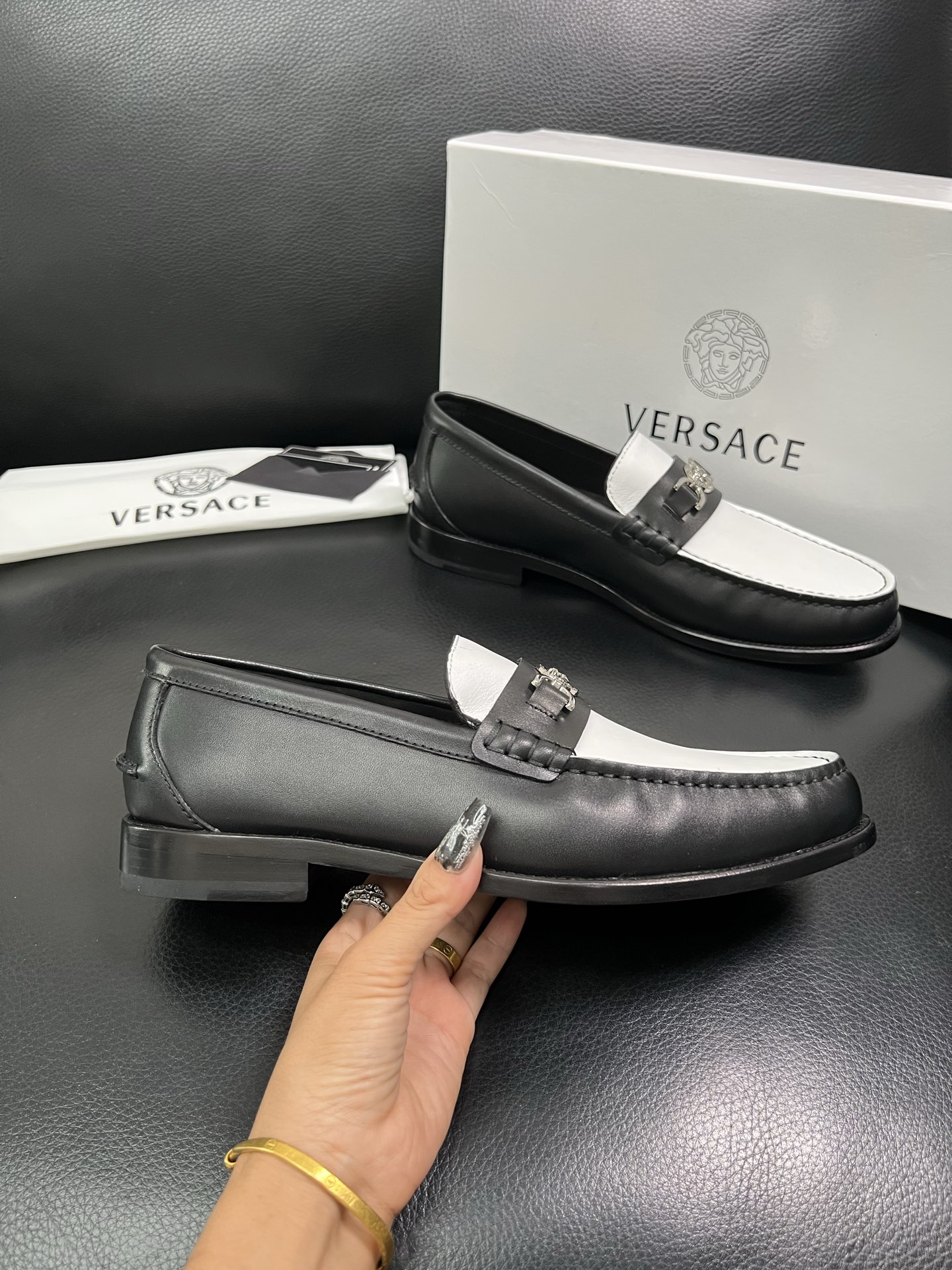 VERSACE 高品质 顶级工艺品 范思哲 专柜同步原厂配置，意大利进口牛皮搭配面料，全鞋配件私模打造，