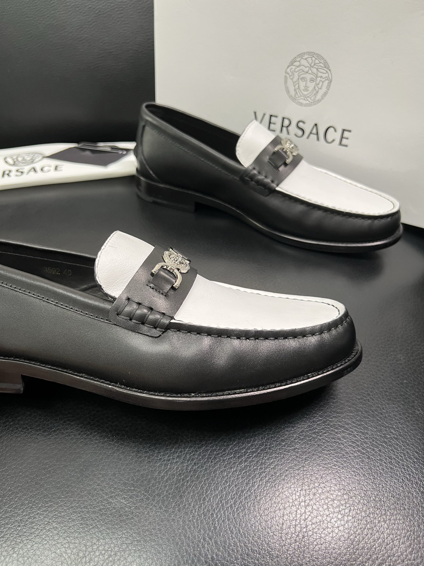VERSACE 高品质 顶级工艺品 范思哲 专柜同步原厂配置，意大利进口牛皮搭配面料，全鞋配件私模打造，