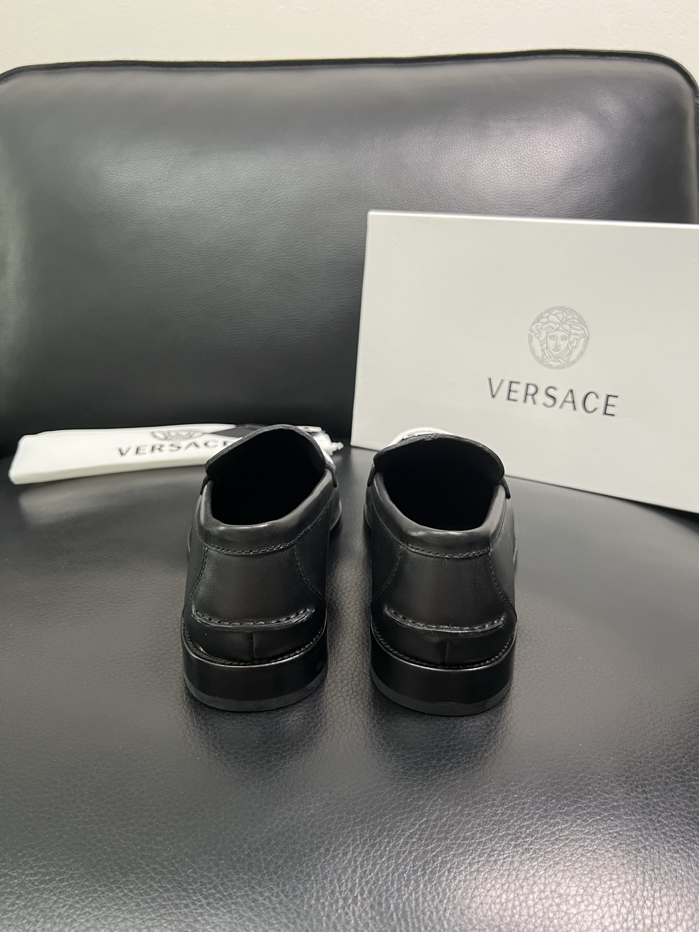 VERSACE 高品质 顶级工艺品 范思哲 专柜同步原厂配置，意大利进口牛皮搭配面料，全鞋配件私模打造，