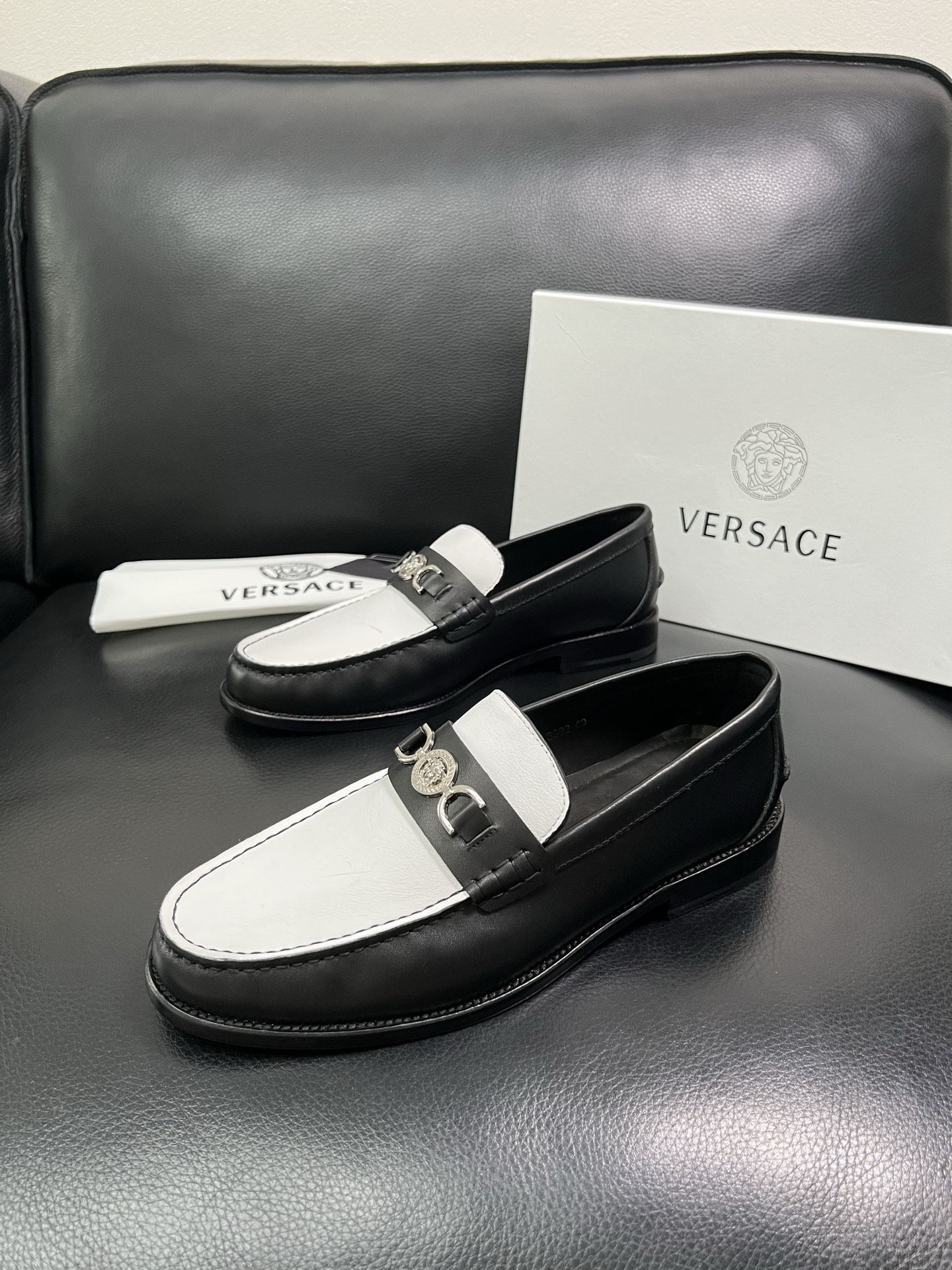 VERSACE 高品质 顶级工艺品 范思哲 专柜同步原厂配置，意大利进口牛皮搭配面料，全鞋配件私模打造，
