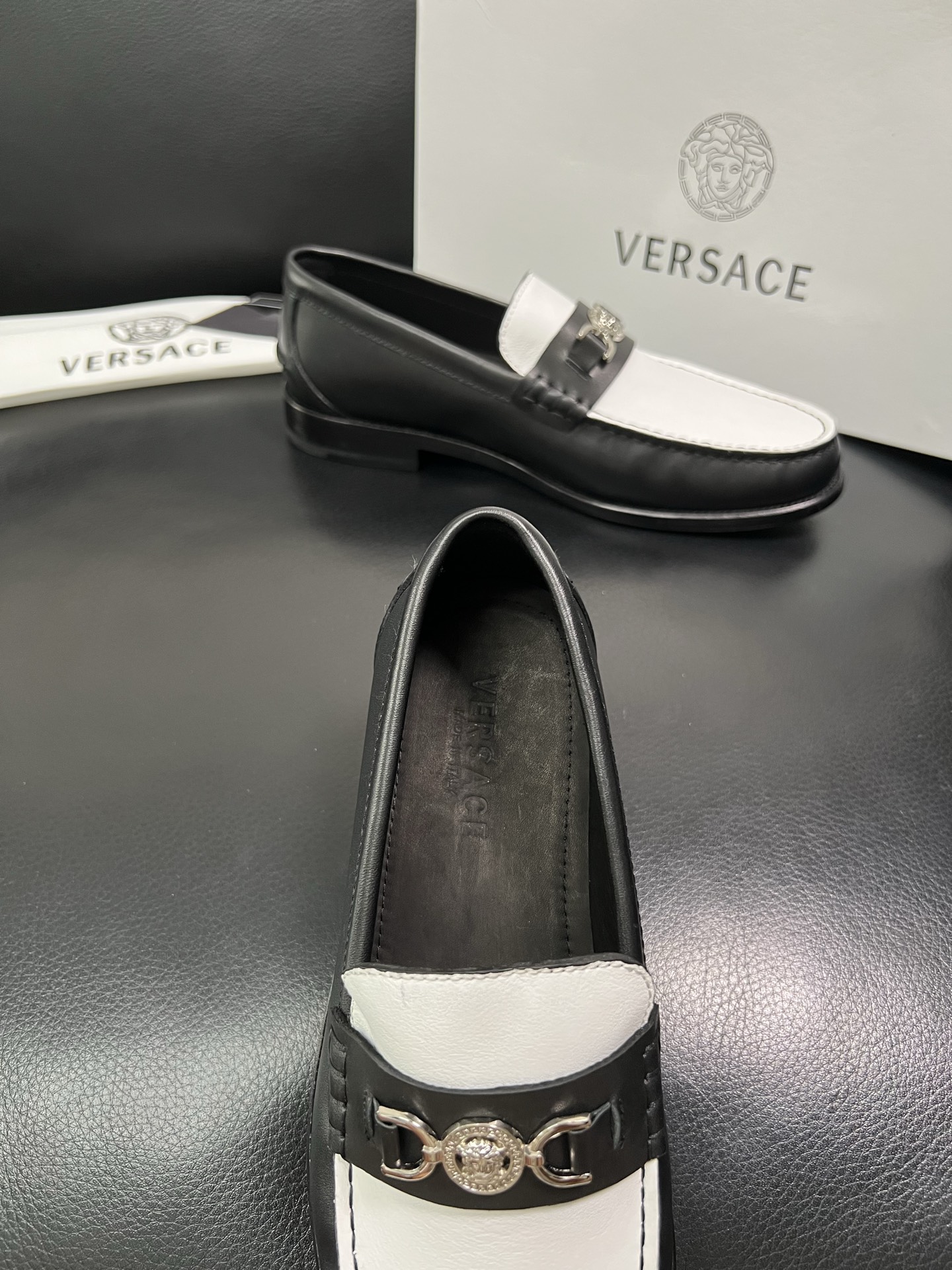 VERSACE 高品质 顶级工艺品 范思哲 专柜同步原厂配置，意大利进口牛皮搭配面料，全鞋配件私模打造，
